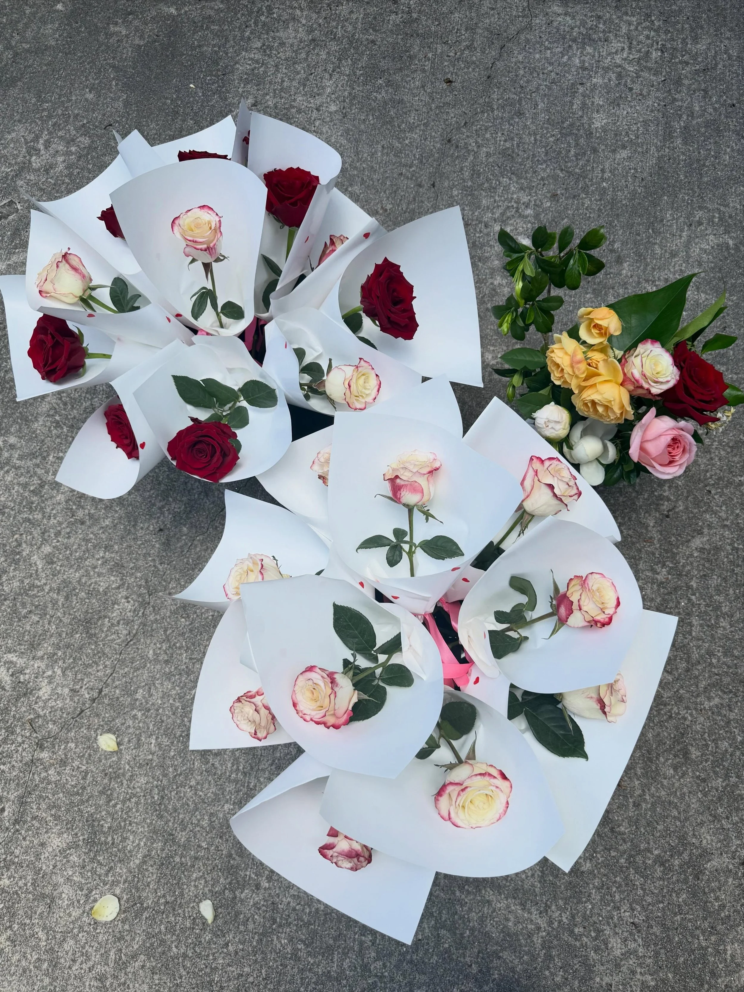 Part 2 of Mother&rsquo;s Day: sometimes a single rose 🥀 is all you need. Think I&rsquo;ll offer more mini bouquets (few special stems) for future events. What y&rsquo;all think? 
P.S. and I&rsquo;m thanking me this week for *many* reasons🙃😀
.
.
.

