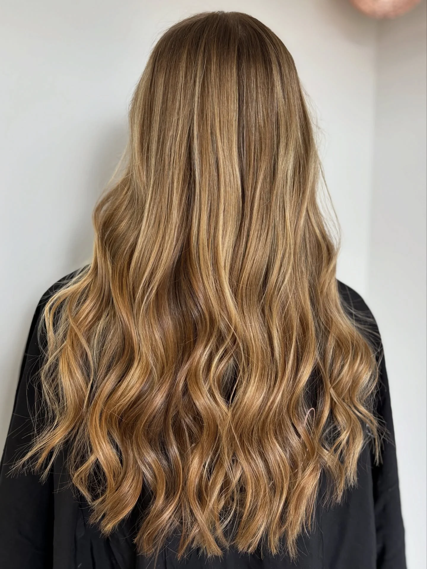 Love the blonde but want something more lived in⁉️

Here&rsquo;s some great options to stay bright but make the maintenance more manageable!⬇️

1. LOWLIGHTS (these add depth throughout to blend roots with the rest of hair) 

2. ROOTED LOOK (this can 