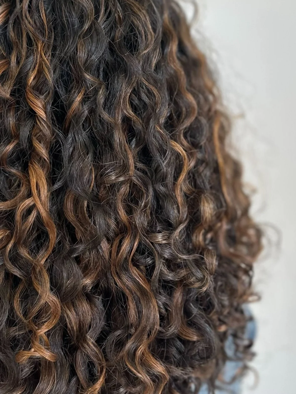 What you&rsquo;re looking for vs. what your hair actually needs ✨

Soft &amp; fluffy curls? Strong definition? A little bit of both?
The finish you want matters &mdash; so choosing the right product for your texture matters. 

&bull; Creams &rarr; so
