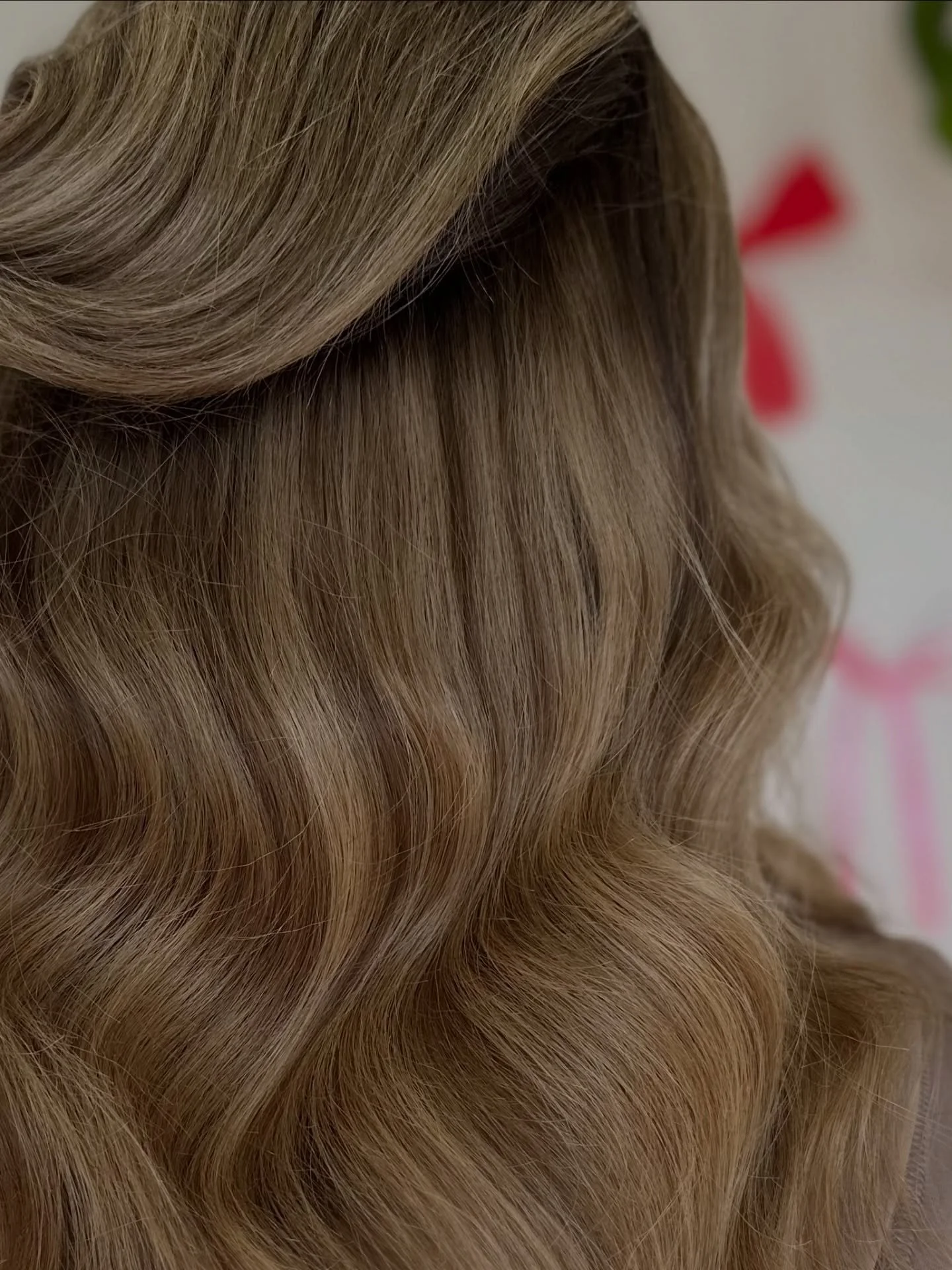 Extensions can be whatever you want them to be &mdash; subtle, seamless, or full glam 🤍

You can go for the 22&rdquo; glam hair&hellip; but you don&rsquo;t have to. Sometimes it&rsquo;s just about a little fullness, easier styling, or that extra con