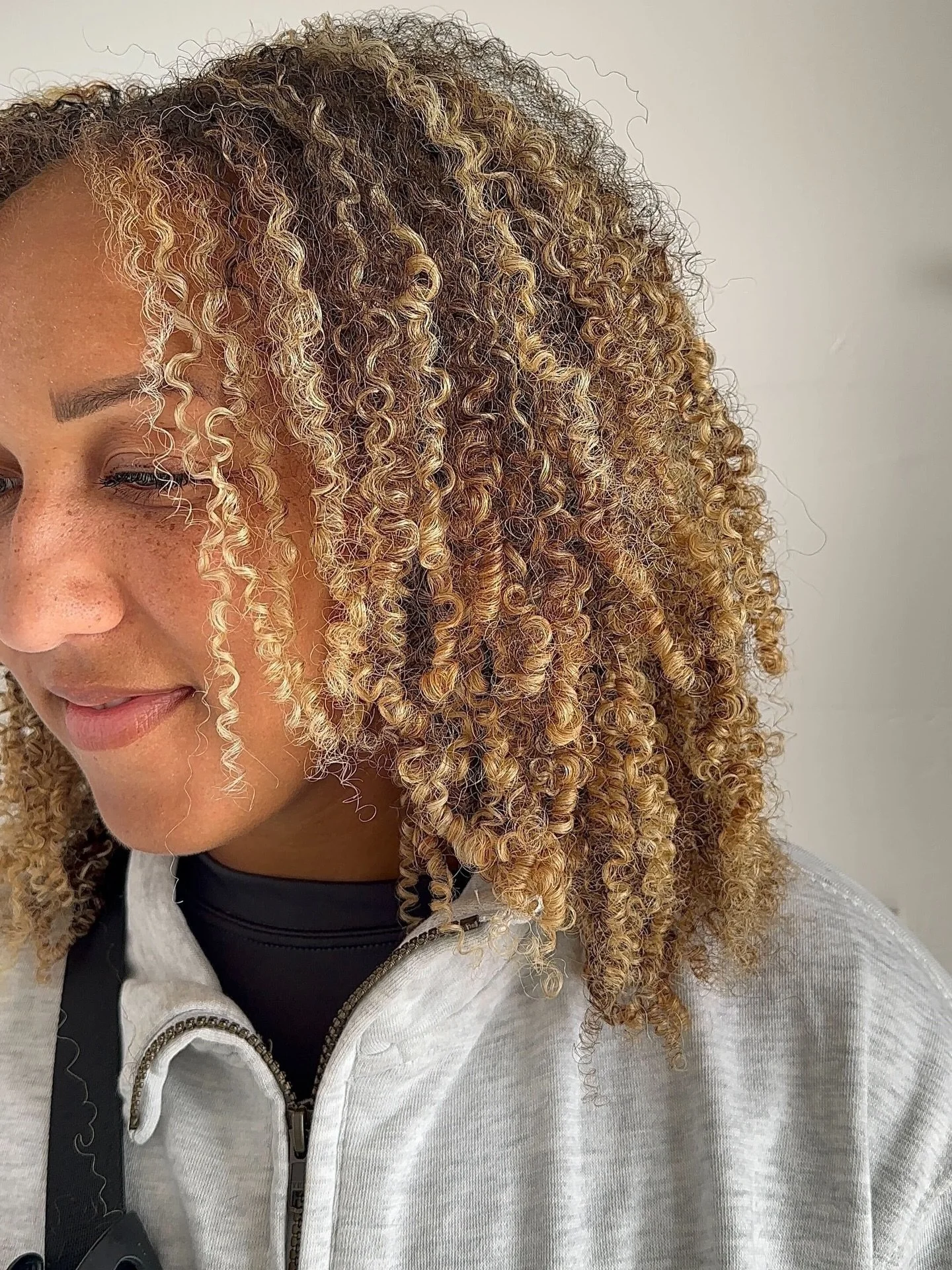 weren&rsquo;t we just talking about multi-tonal dimension🤌..

in love with this honey blonde🍯 by @bjoystyles 

DAYTON OHIO HAIRSTYLIST | DAYTON OHIO CURL SPECIALIST |