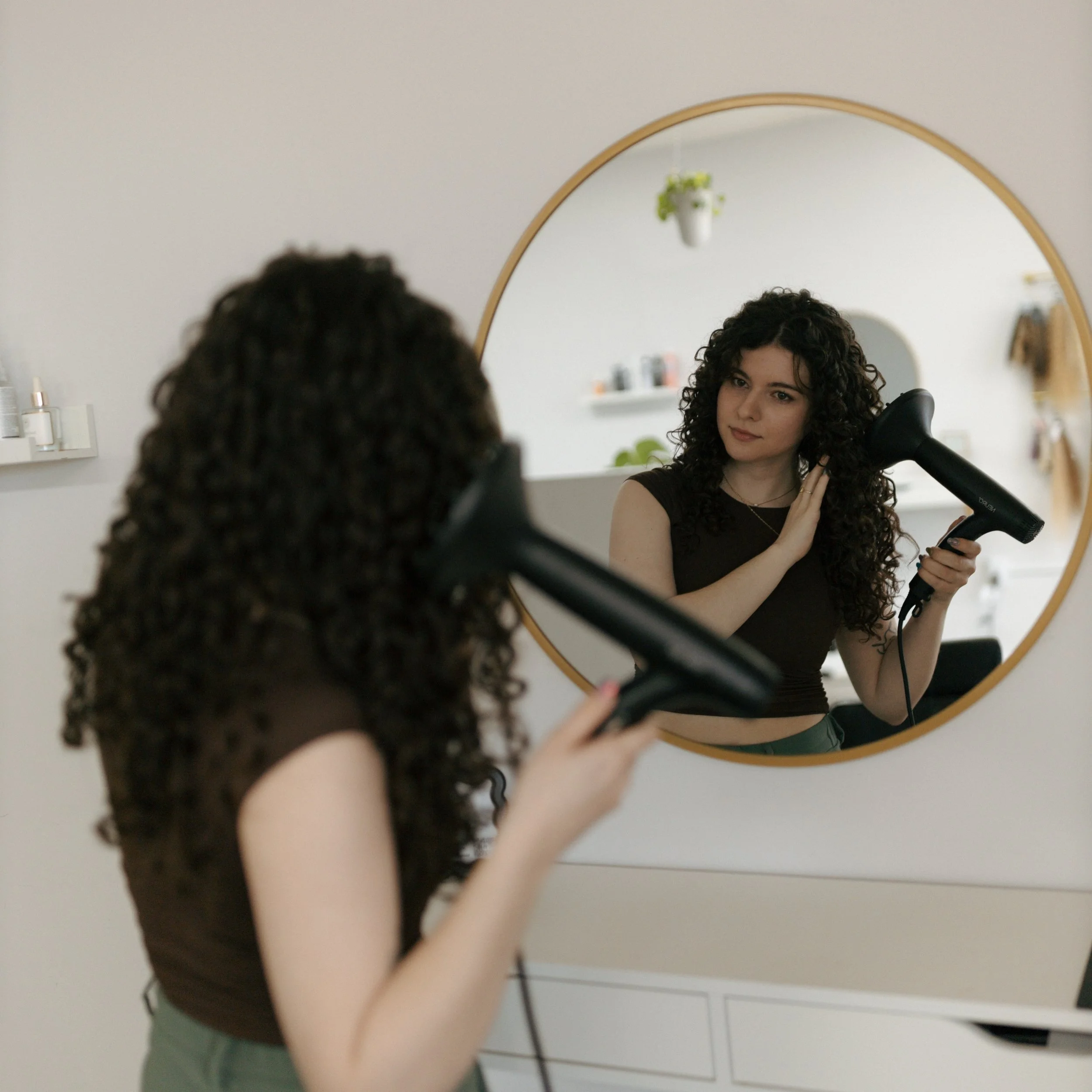 Questions/comments we get all the time about diffusing ⬇️

&ldquo;My hair gets frizzier when I diffuse.&rdquo;
Usually, too much movement is the issue. Hovering helps set the curls and prevent frizz instead of constantly lifting and moving the diffus