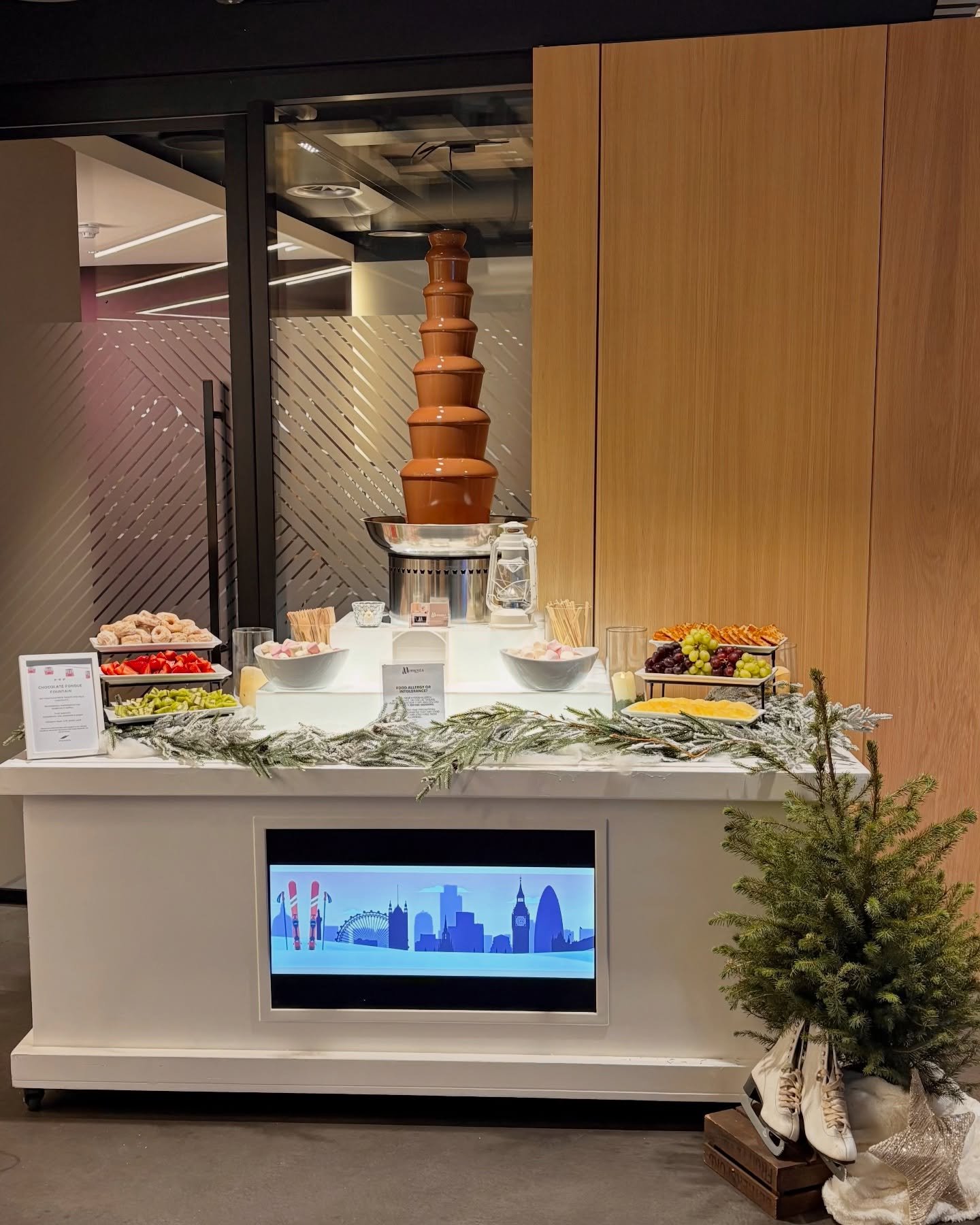 Seven tiers of chocolate. Very apr&egrave;s-ski coded ❄️🍫