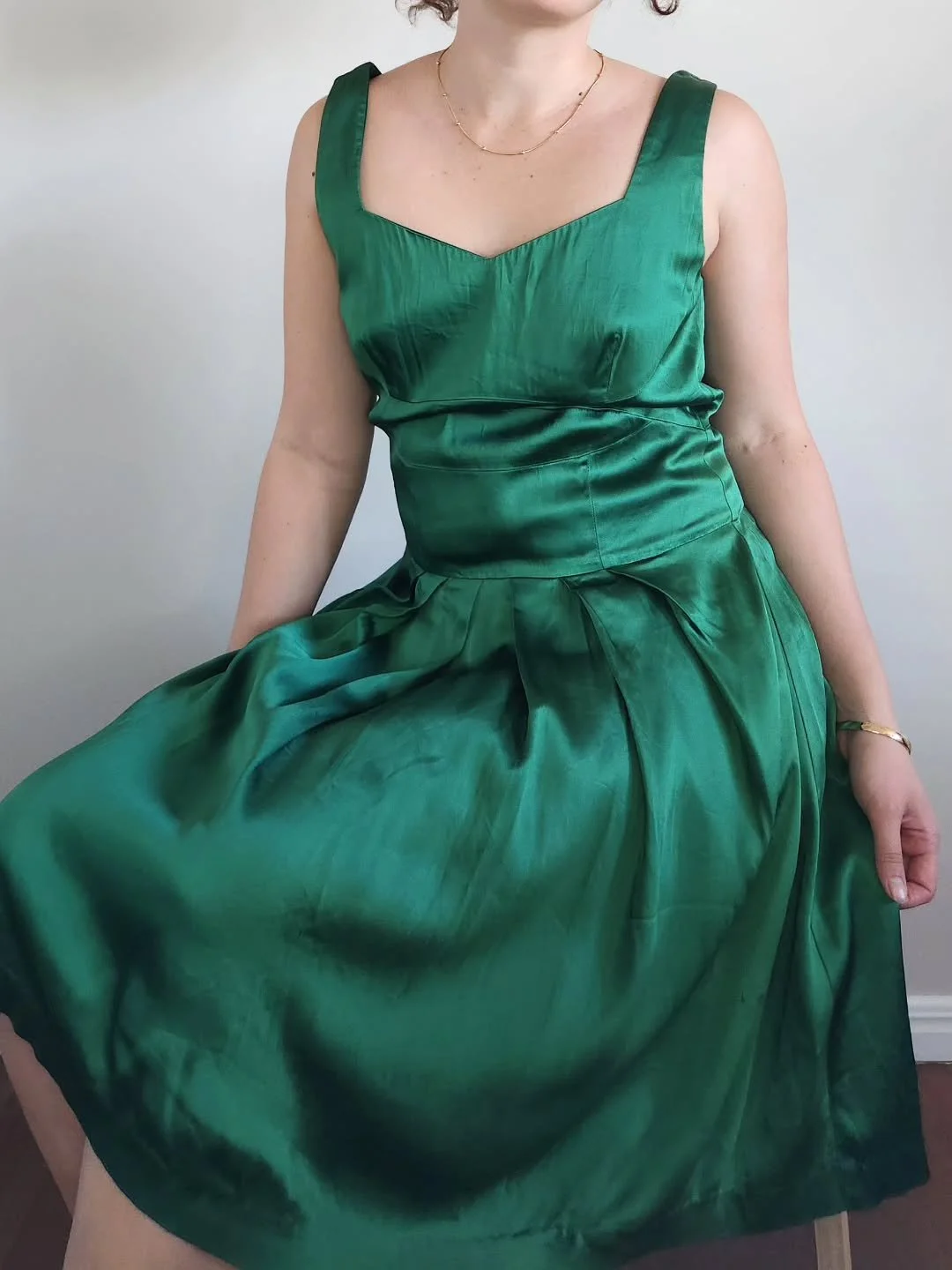 This shade of green is everythinnnggg 💚

Cue satin dress available on our website cirqcollective.com

.
.
.
#vintagedress #sustainable #vintagestyle #secondhandfashion #thriftedfinds #opshopfinds