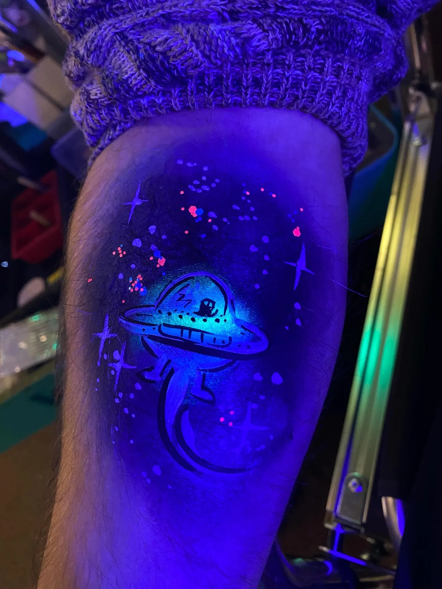 Swipe to see it before the glow—#alienpaint #ufobodypaint