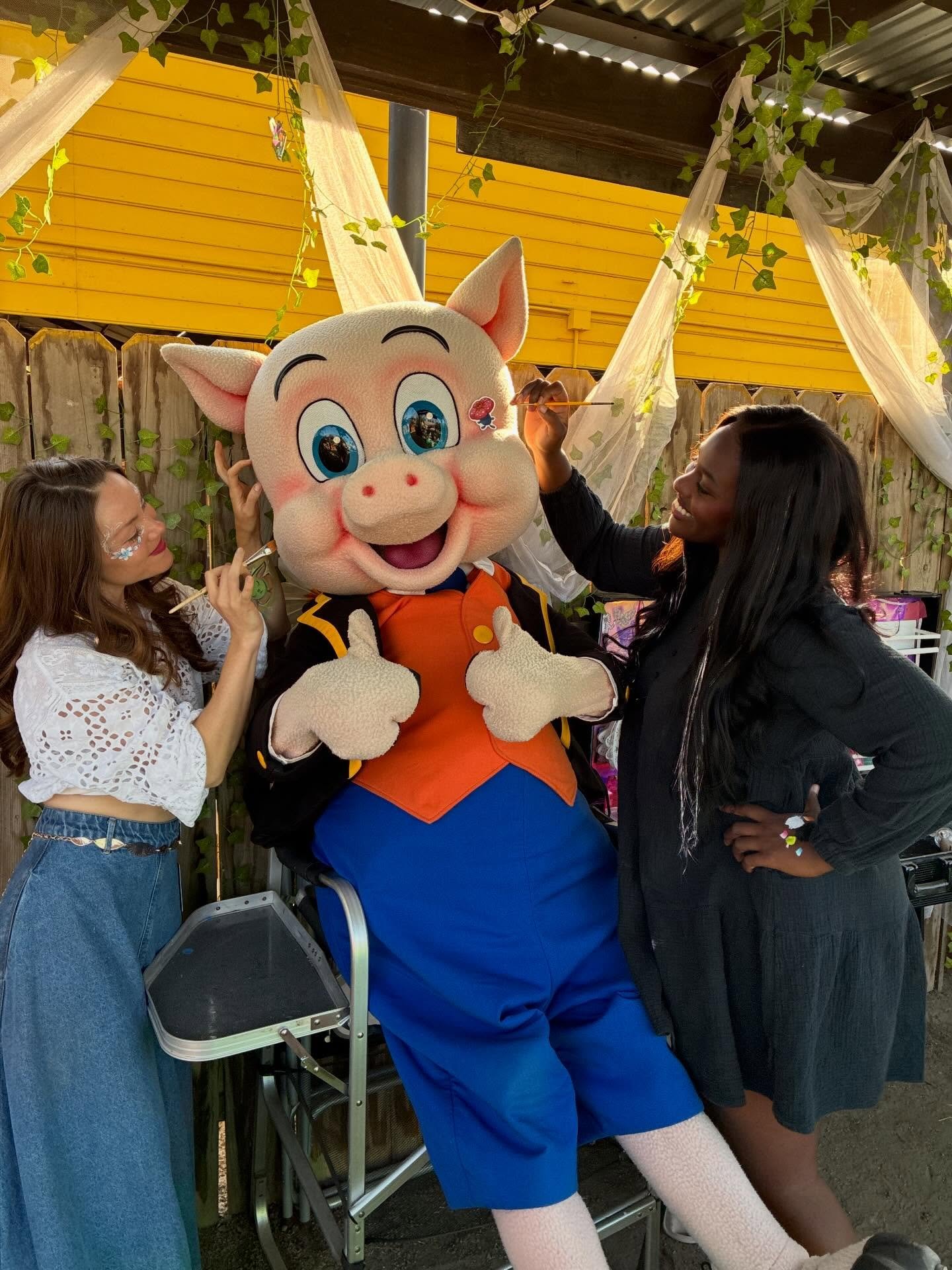 Join @magicalmomentsbyolivia and me at Heritage Square @lacountyfair! Thummer is ze bestest for stopping by 🥹