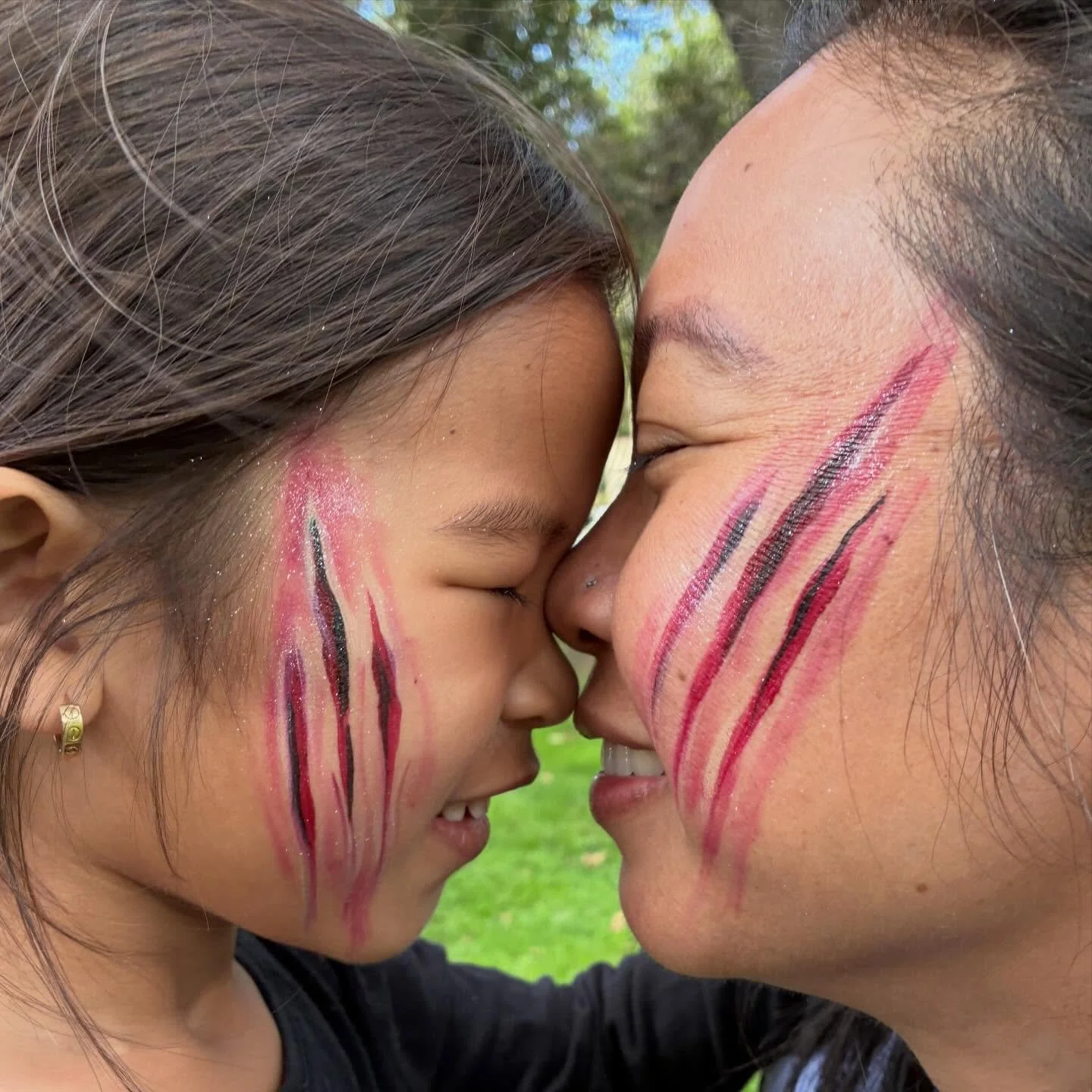 Loving this mom daughter nose to nose pose. 

#claremontfacepainter #claremontfacepainting #iefacepainter #headypainting