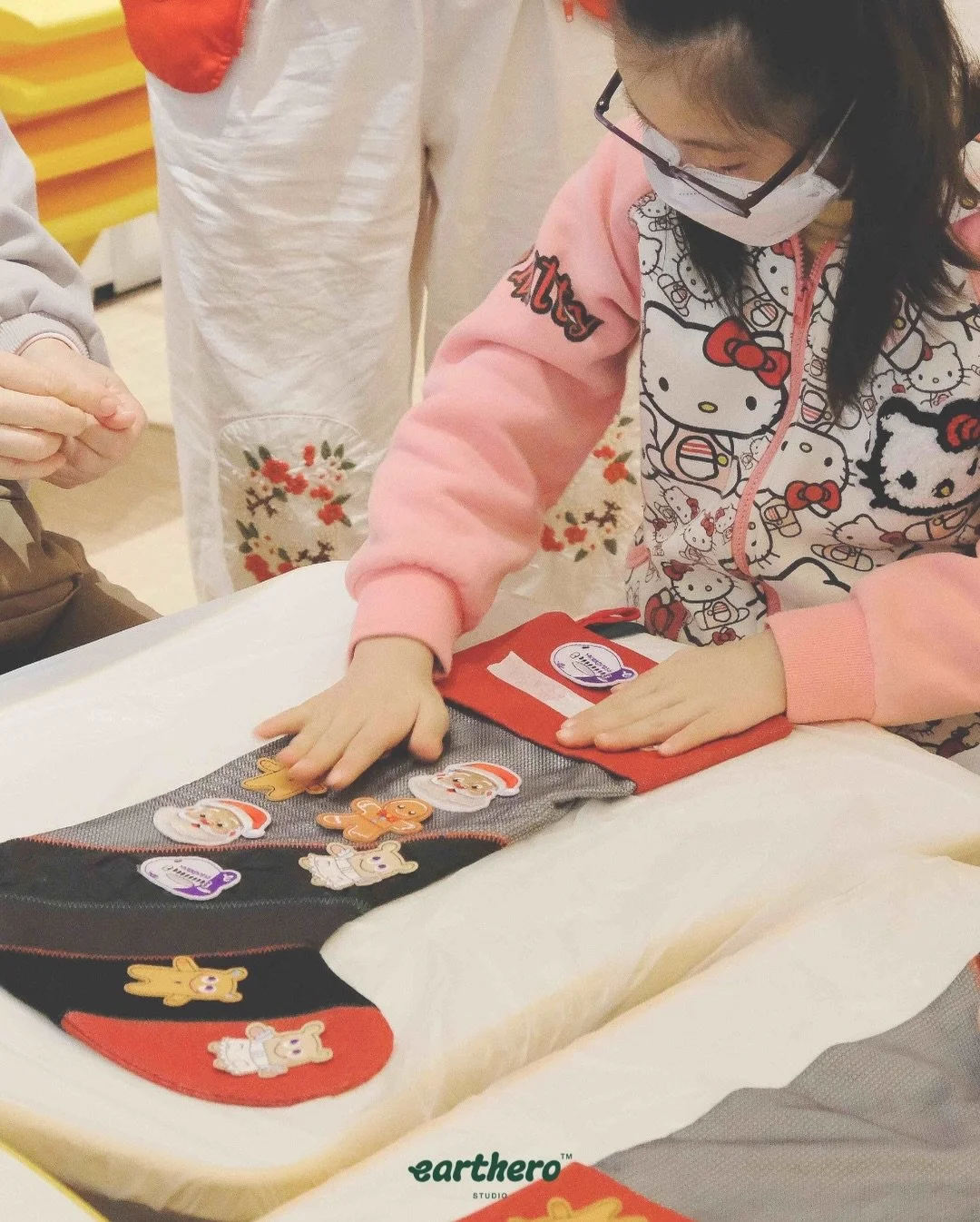 HK Express x Ronald McDonald House Charities Hong Kong

Sustainable craftsmanship meets eco-education! 🎨✨ The workshop inspired kids to get creative and decorate their own unique Christmas stockings.

Seeing those big smiles as they crafted their ho