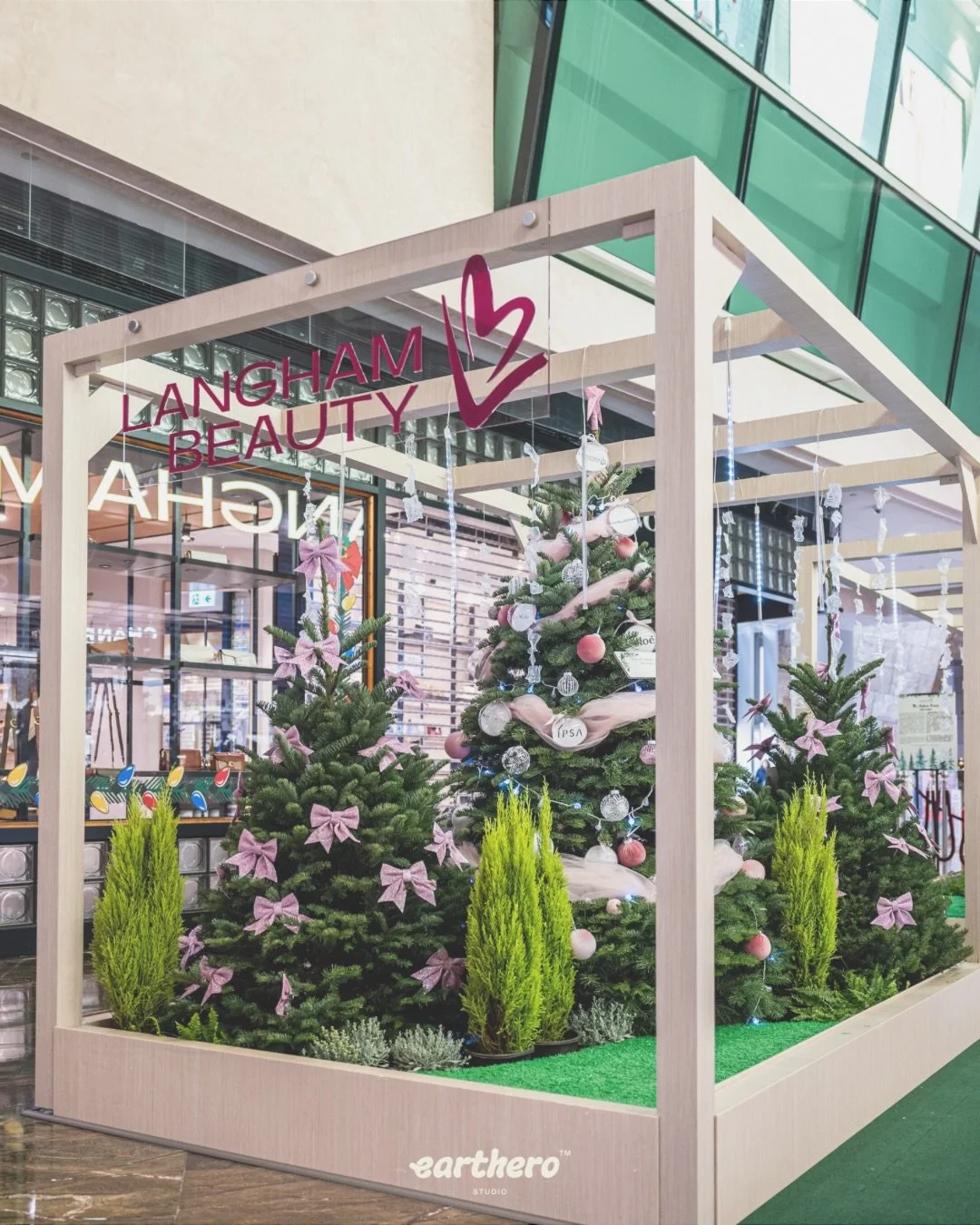 &ldquo;The Urban Oasis&rdquo; Christmas installation for Langham Beauty store 2024

The installation was a beautiful &ldquo;Terrarium&rdquo; concept, split into two walk-through modules. Inside, a lush forest of real Christmas trees and verdant plant