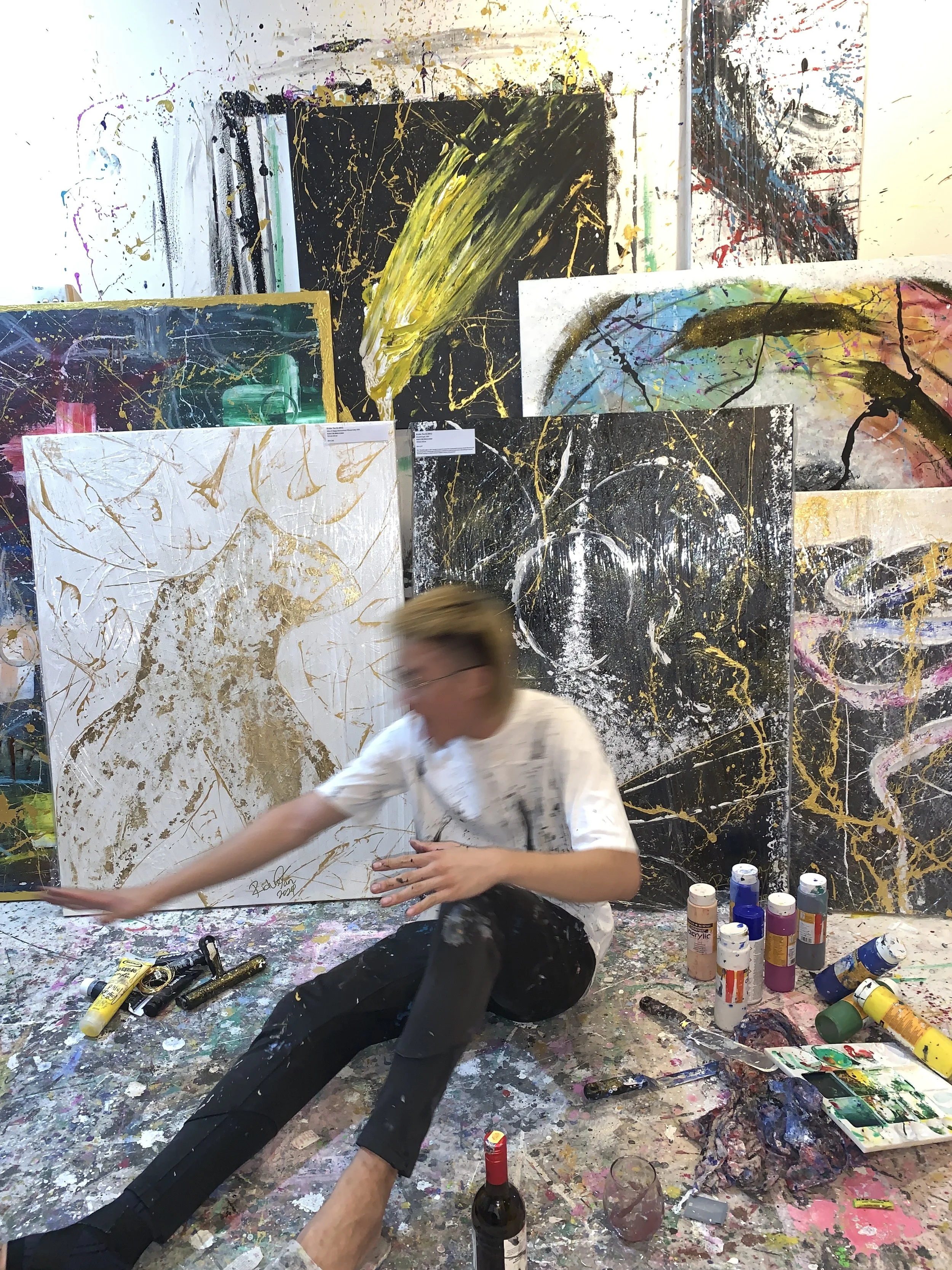 Richie Tan painting live, whole-body