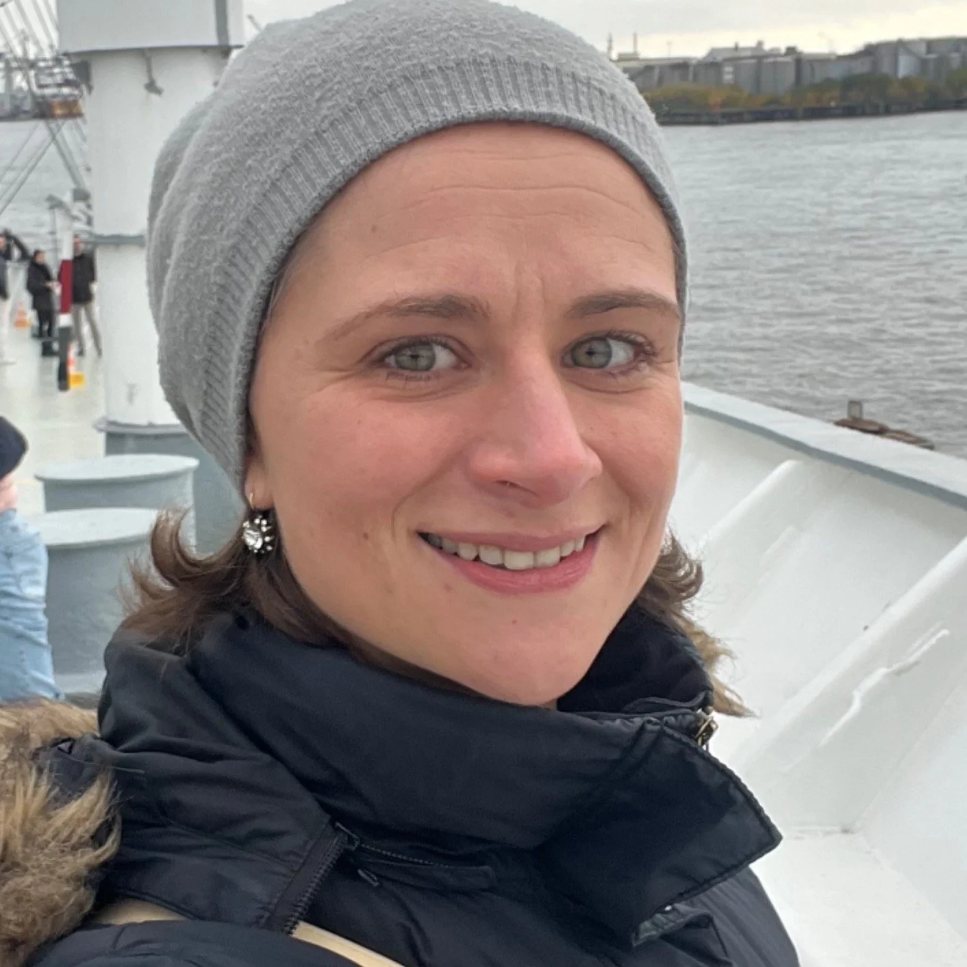 Ich bin dabei beim TABU-Kongress &ndash; Bulimie &amp; andere Schatten - Vier Tage. Echte Erfahrungen.
Ohne Bewertung. Ohne Zensur.
Vom 27.&ndash;30. Dezember 2025 sprechen Betroffene und Expert:innen &uuml;ber Themen, die sonst unter
den Teppich gek