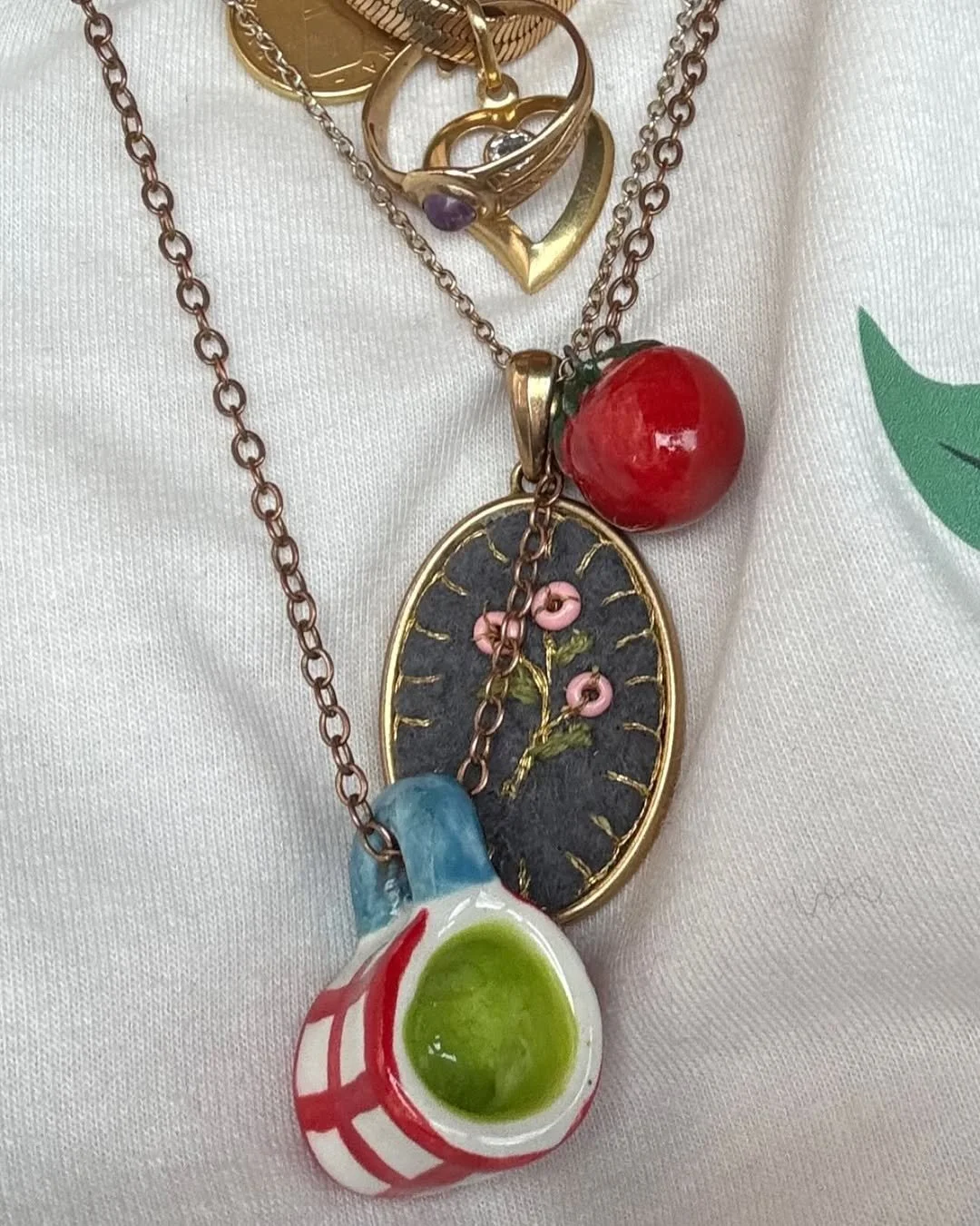 Foto dalla nostra community, Martina indossa ciondolo tazzina picnic e pomodoro 🍅 in ceramica @.jpg