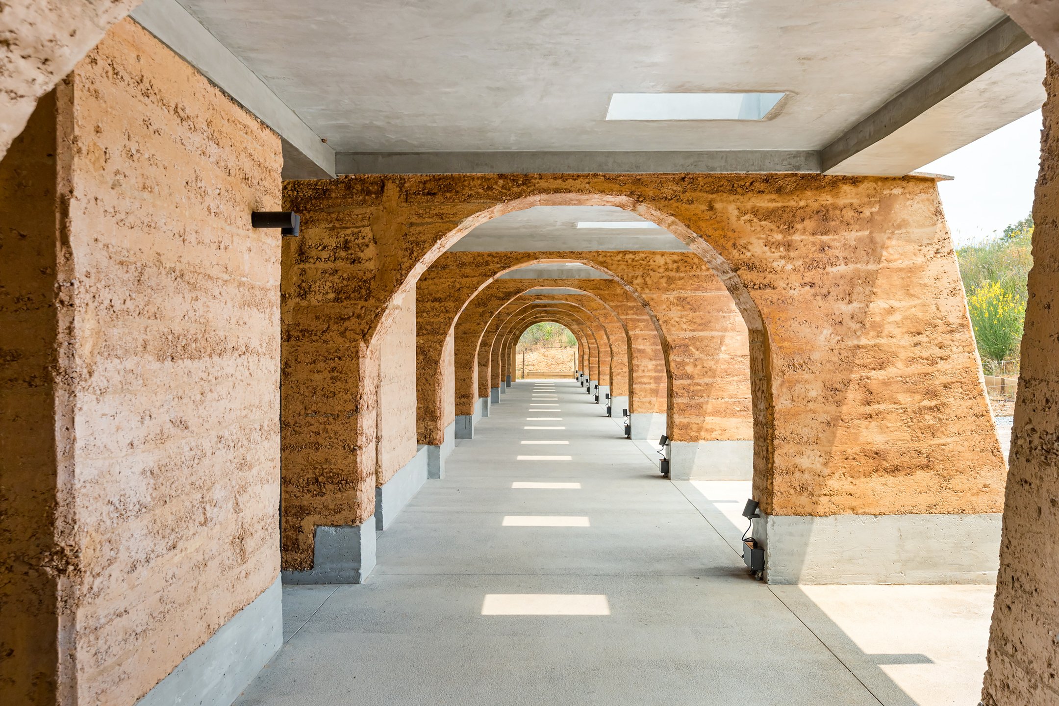 Construir um hotel em terra: porque a taipa estrutural muda tudo