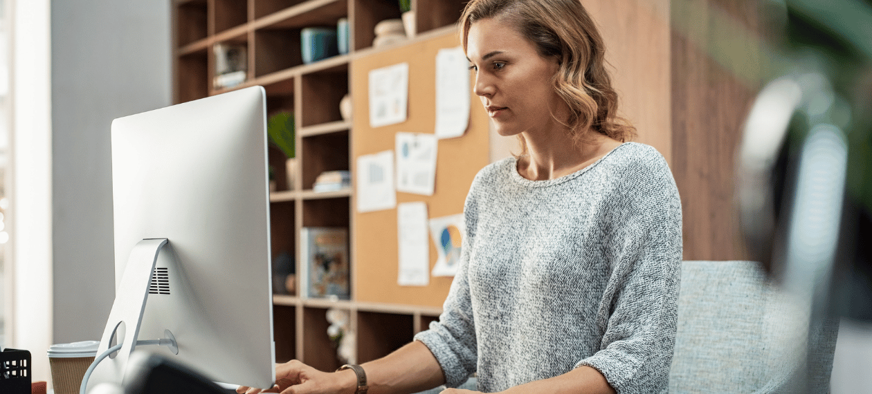 Business owner managing an online coaching programme from her computer