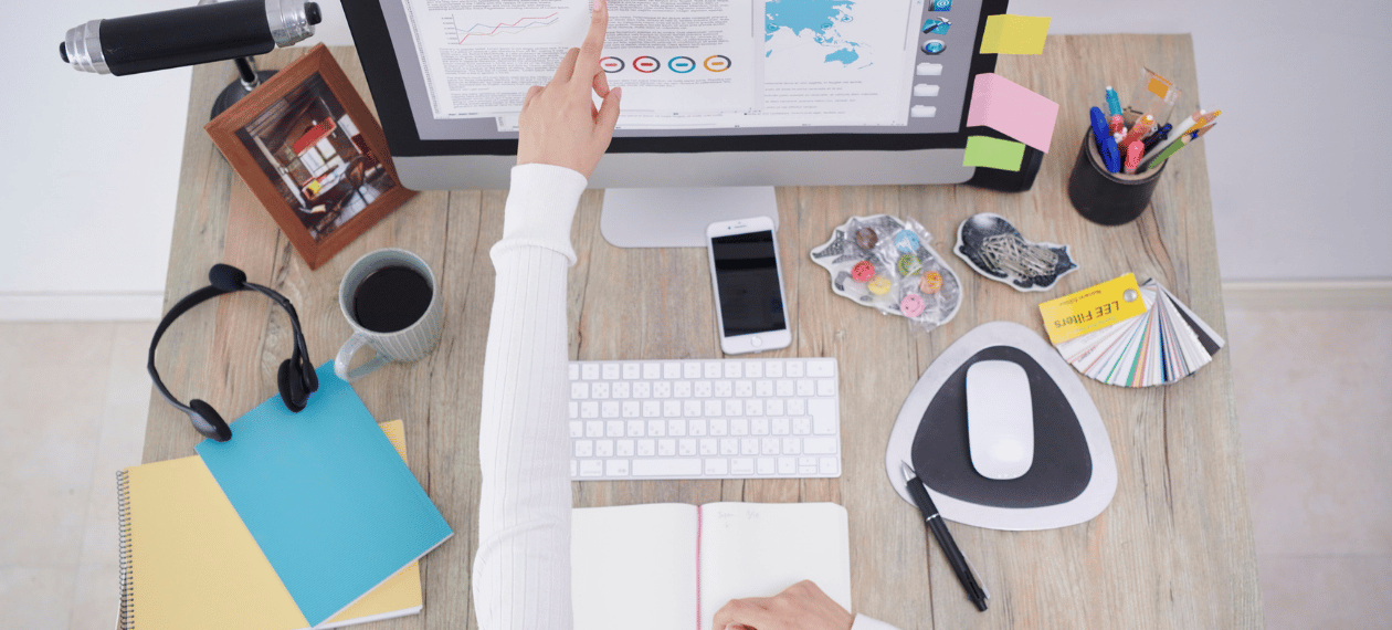 Business owner managing an online coaching programme from her computer