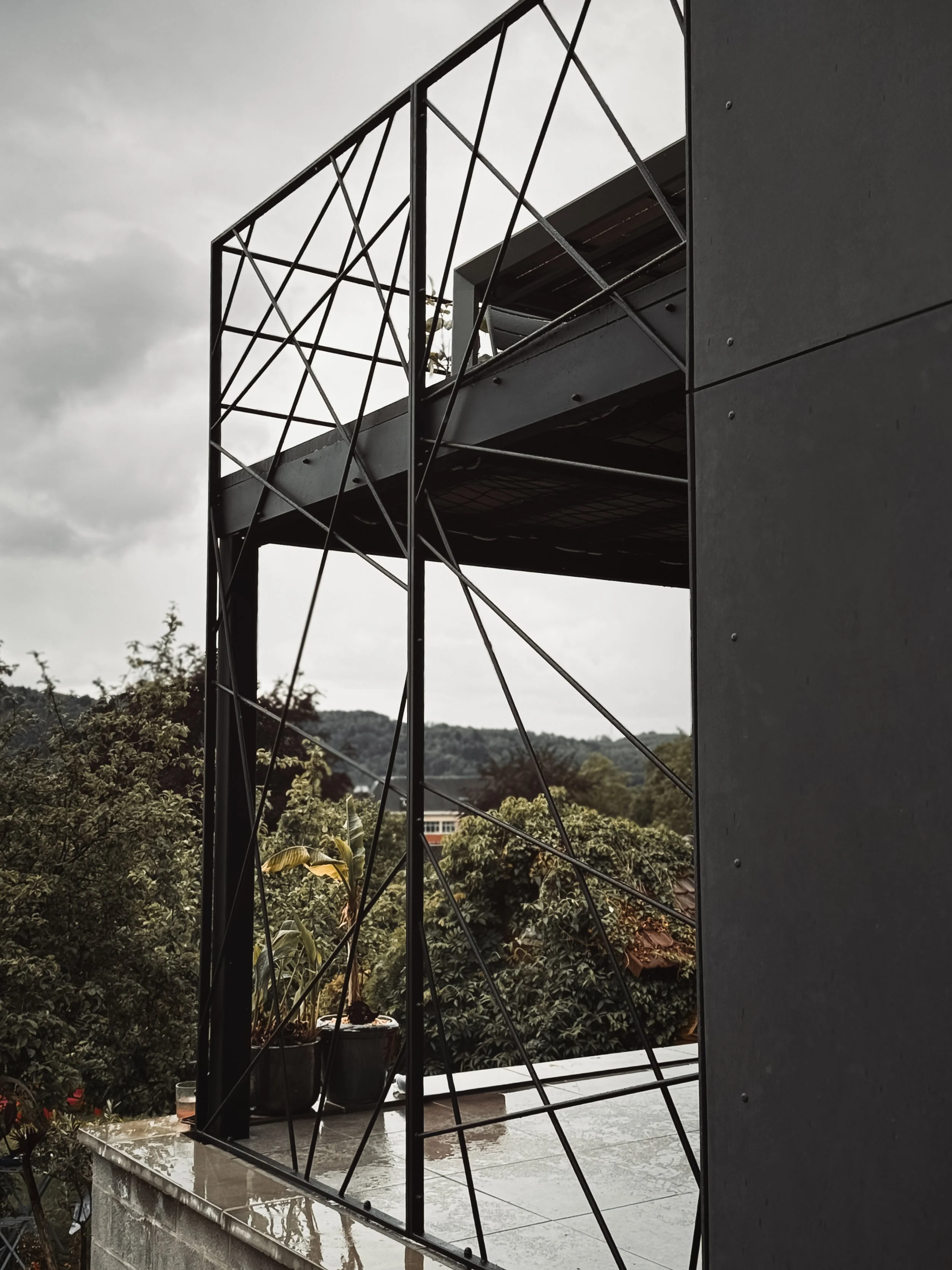 exterieur claustra terrasse pilotis suspendue garde corps moderne mikado acier design epure ferronnerie artisan nicolas hanlet