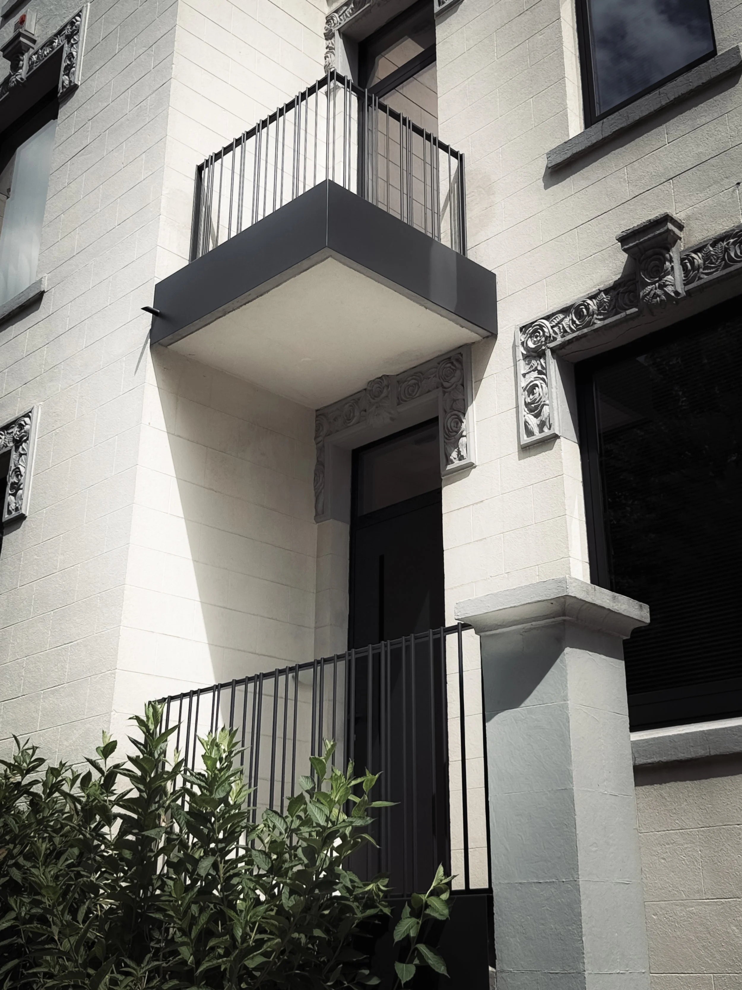 garde corps exterieur moderne noir anthracite couvre mur facade maison maitre minimaliste design nhcm nicolas hanlet creation metallique ferronnerie artisanat