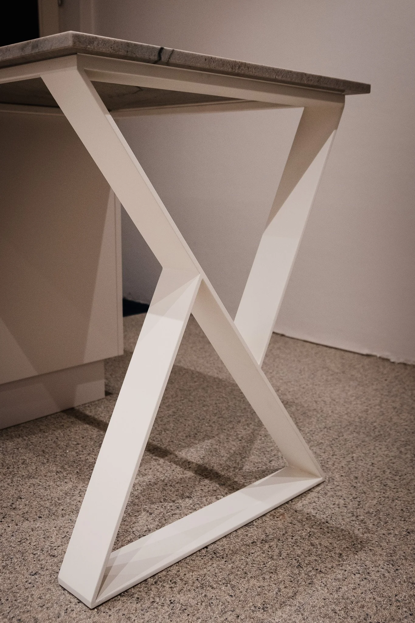pietement plan travail pied cuisine marbre blanc acier moderne support triangle asymetrique minimaliste design terrazzo nicolas hanlet ferronnier ferronnerie creation metallique
