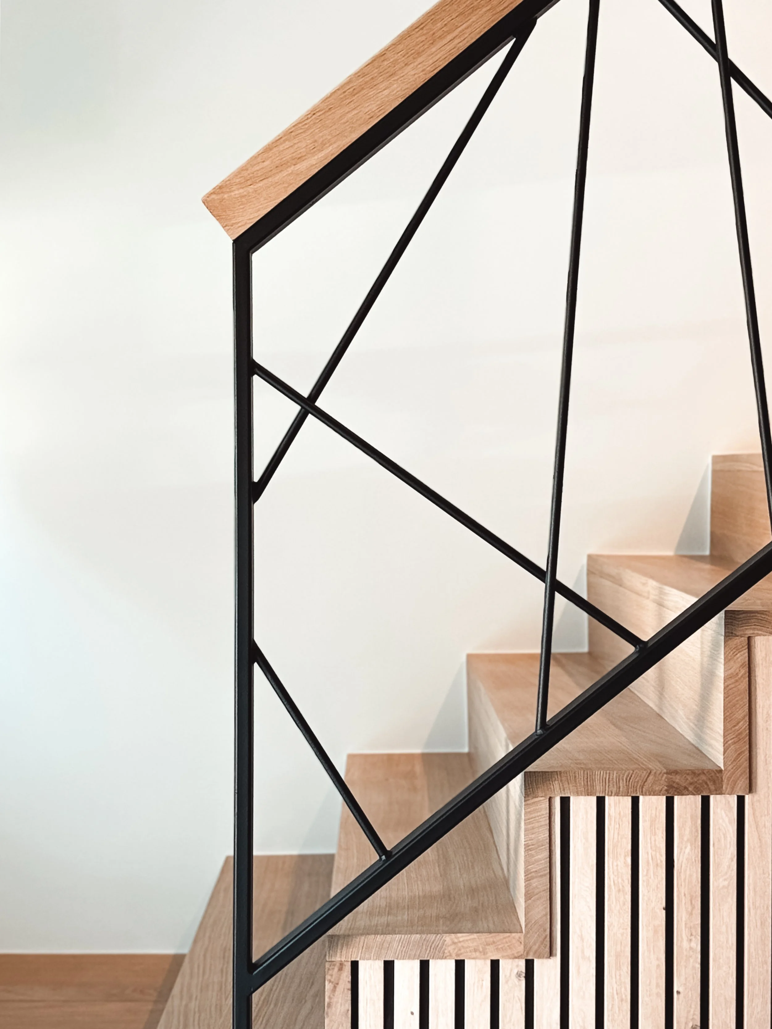 garde corps acier bois chene minimaliste moderne mikado interieur escalier ferronnerie design brut ferronnier nicolas hanlet creation metallique nhcm