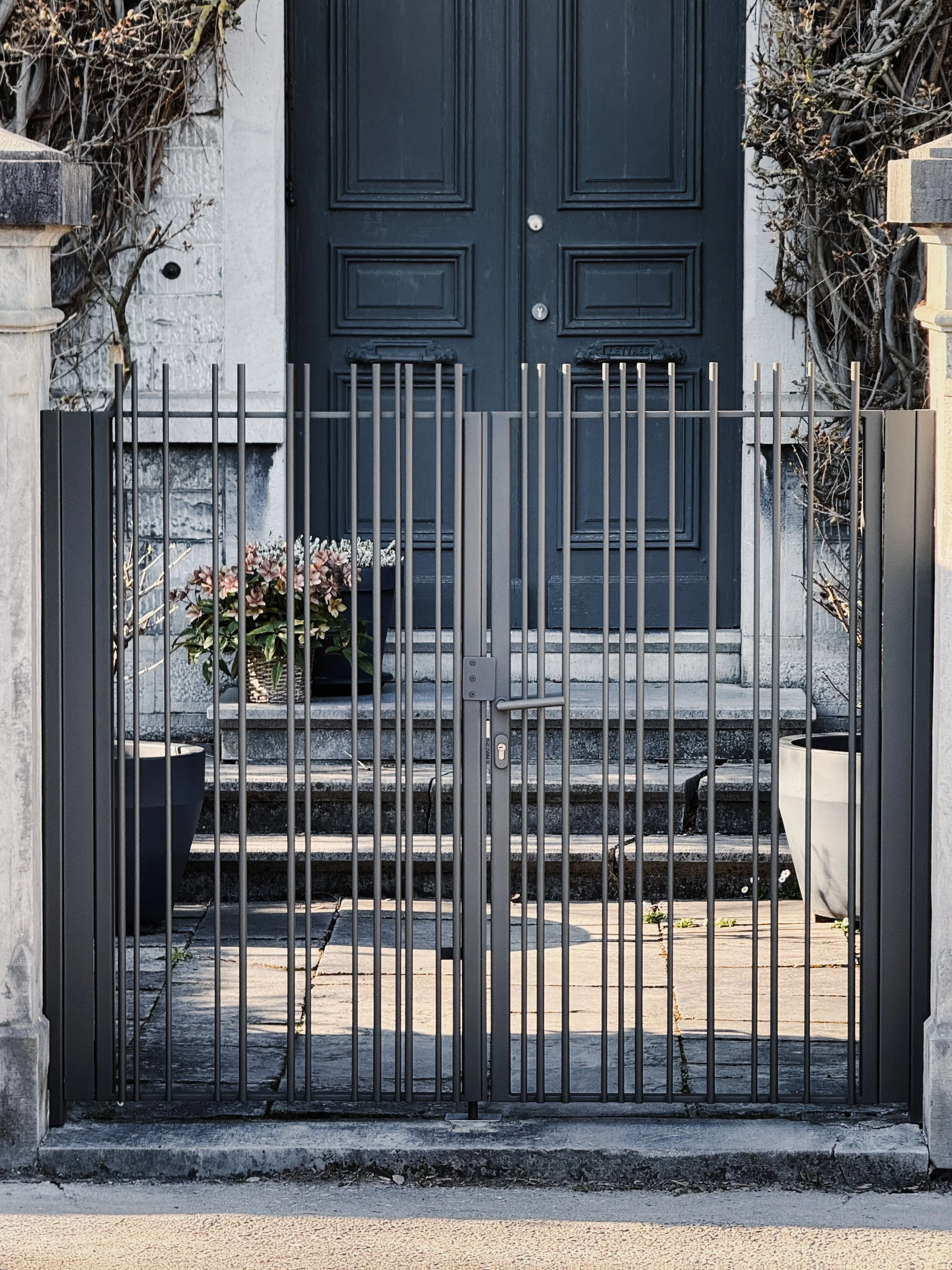 portail acier exterieur barrière ferronnerie nicolas hanlet ferronnier moderne fuseau rond vertical minimaliste architecture design double vantail