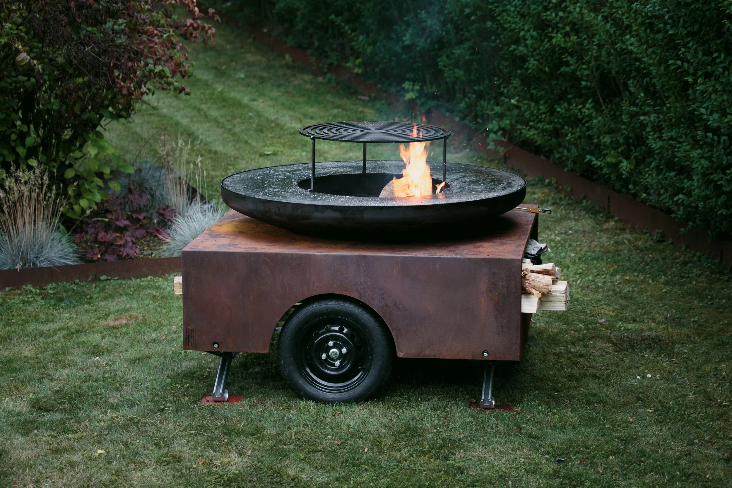 remorque brasero plancha l'ardent ardent corten mobile outdoor cooking ferronnerie bbq barbecue evenement huy namur liege charleroi bruxelles vlaanderen nhcm nicolas hanlet creation metallique