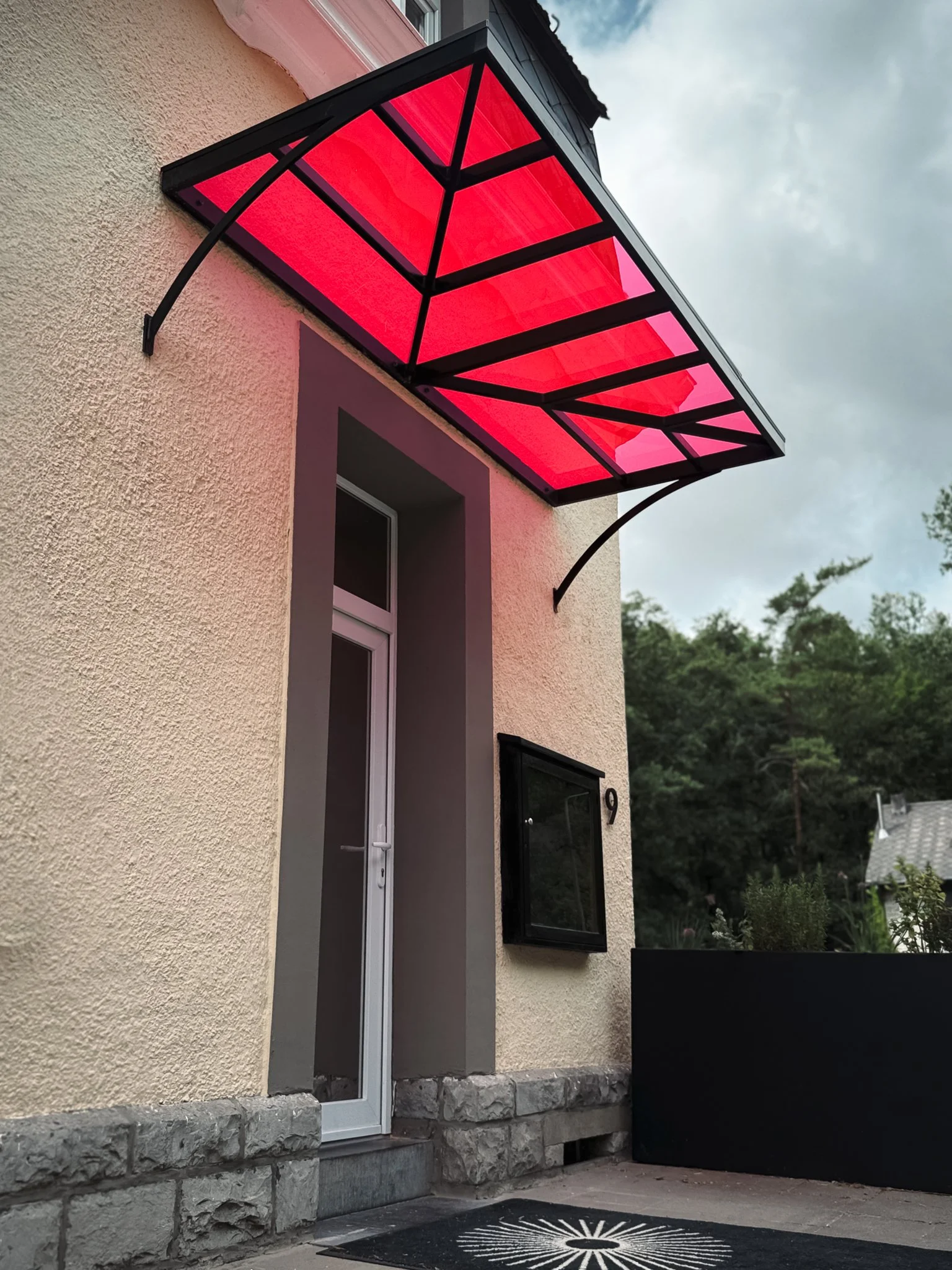marquise exterieure porte entree moderne fluo design trendy rose rouge flash rock minimaliste ferronnerie restaurant nicolas hanlet creation metallique nhcm