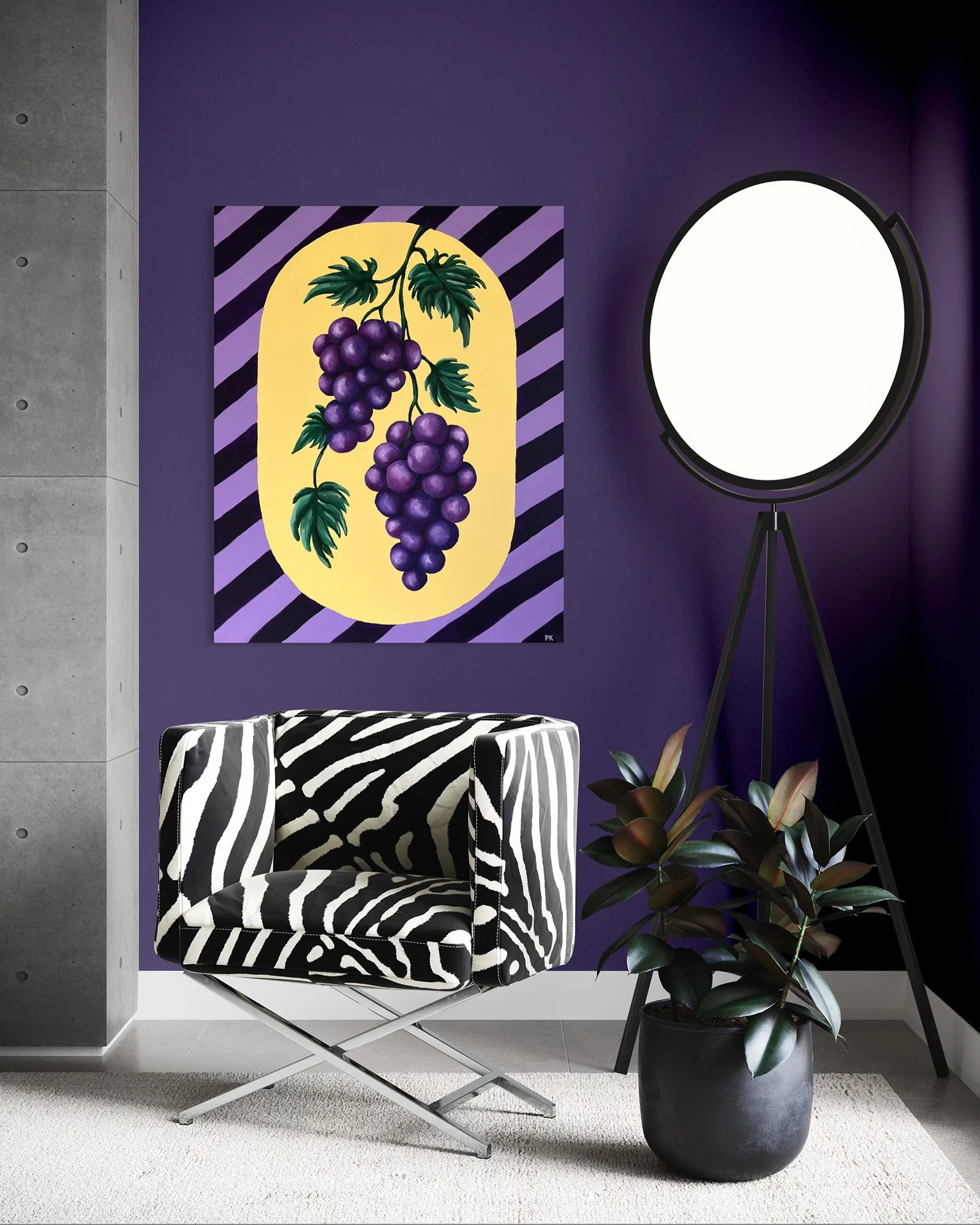 Värikäs maalaus viinirypäleistä tumman violetilla seinällä modernissa tilassa. Etualalla seepratuoli.