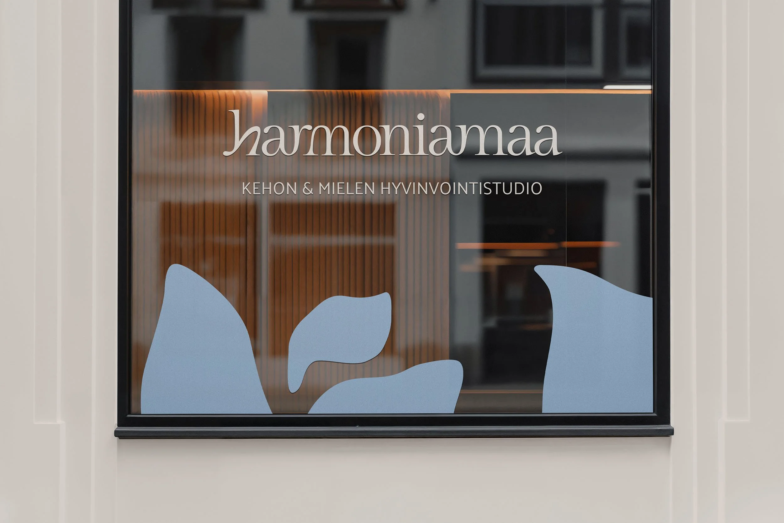 Liiketilan ikkunateippaukset