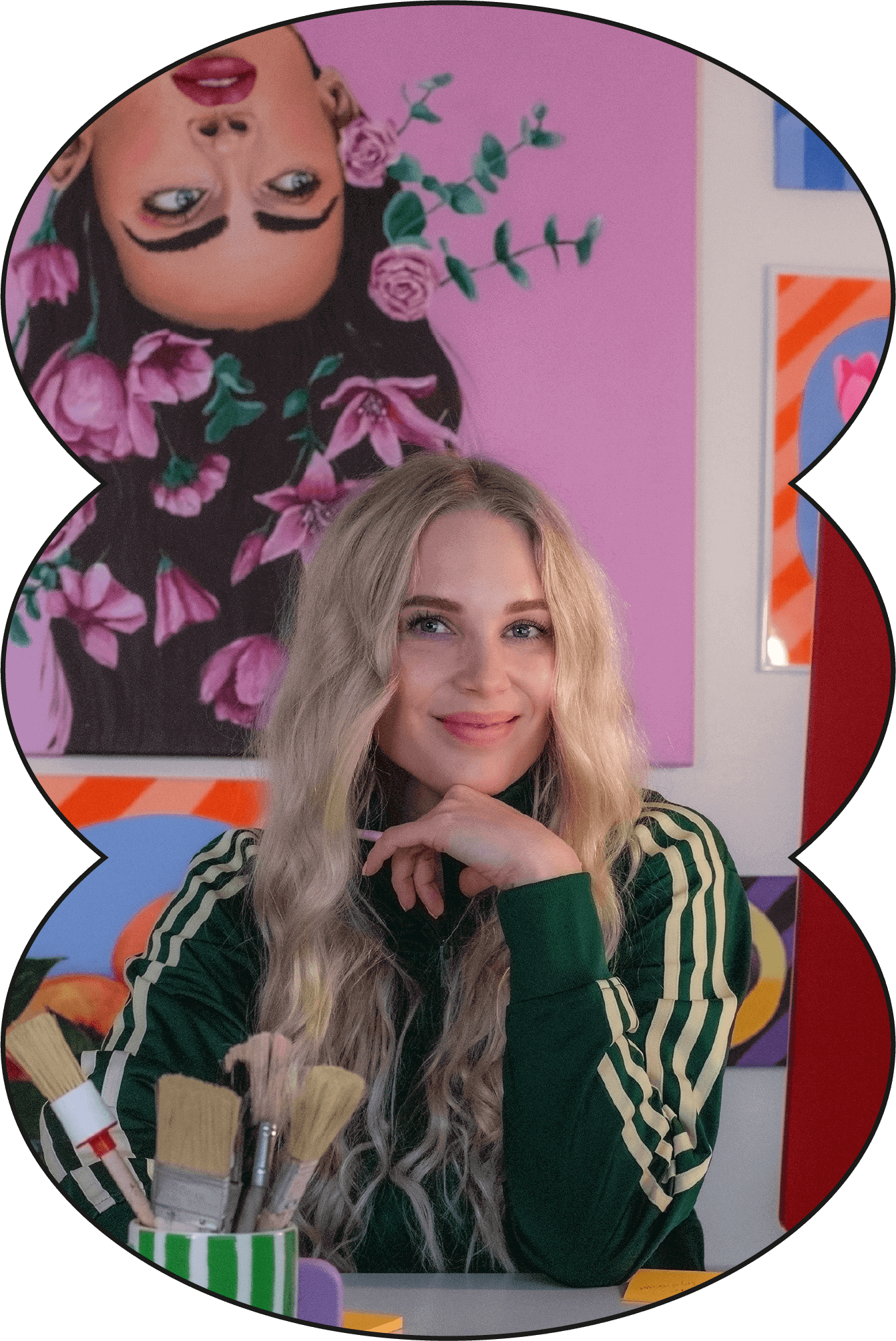 Suunnittelija studiossa koneen äärellä