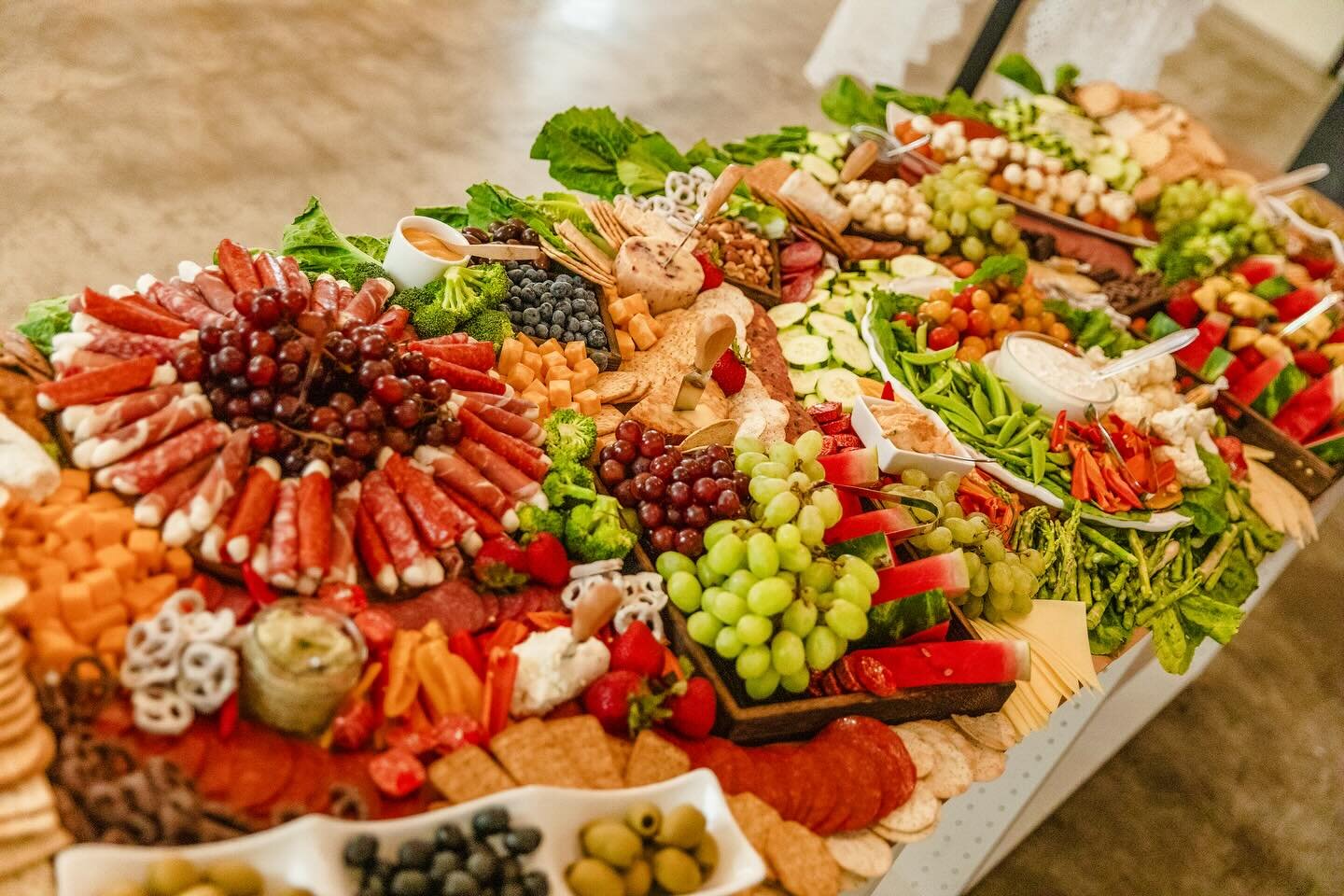 Feast your eyes on this captivating graze table spread! 😍 Trust me, just one glance at this photo and your stomach will start growling. 🤤 Now, I&rsquo;m curious... what&rsquo;s your ultimate go-to or must-have when it comes to grazing tables? Share