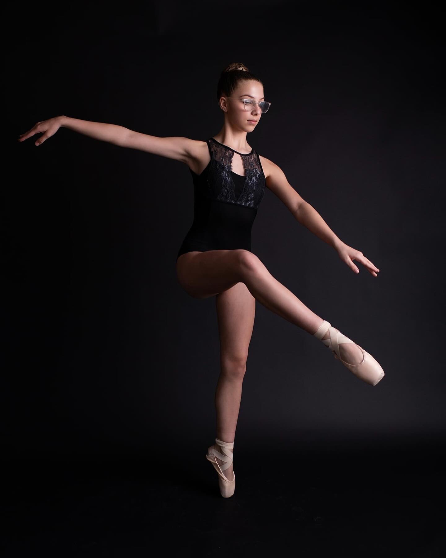 Ballet session 🩰 

#ballerina #ballet #onpointe #moody #shreveport #shreveportdanceacademy #shreveportbossier #shreveportphotographer