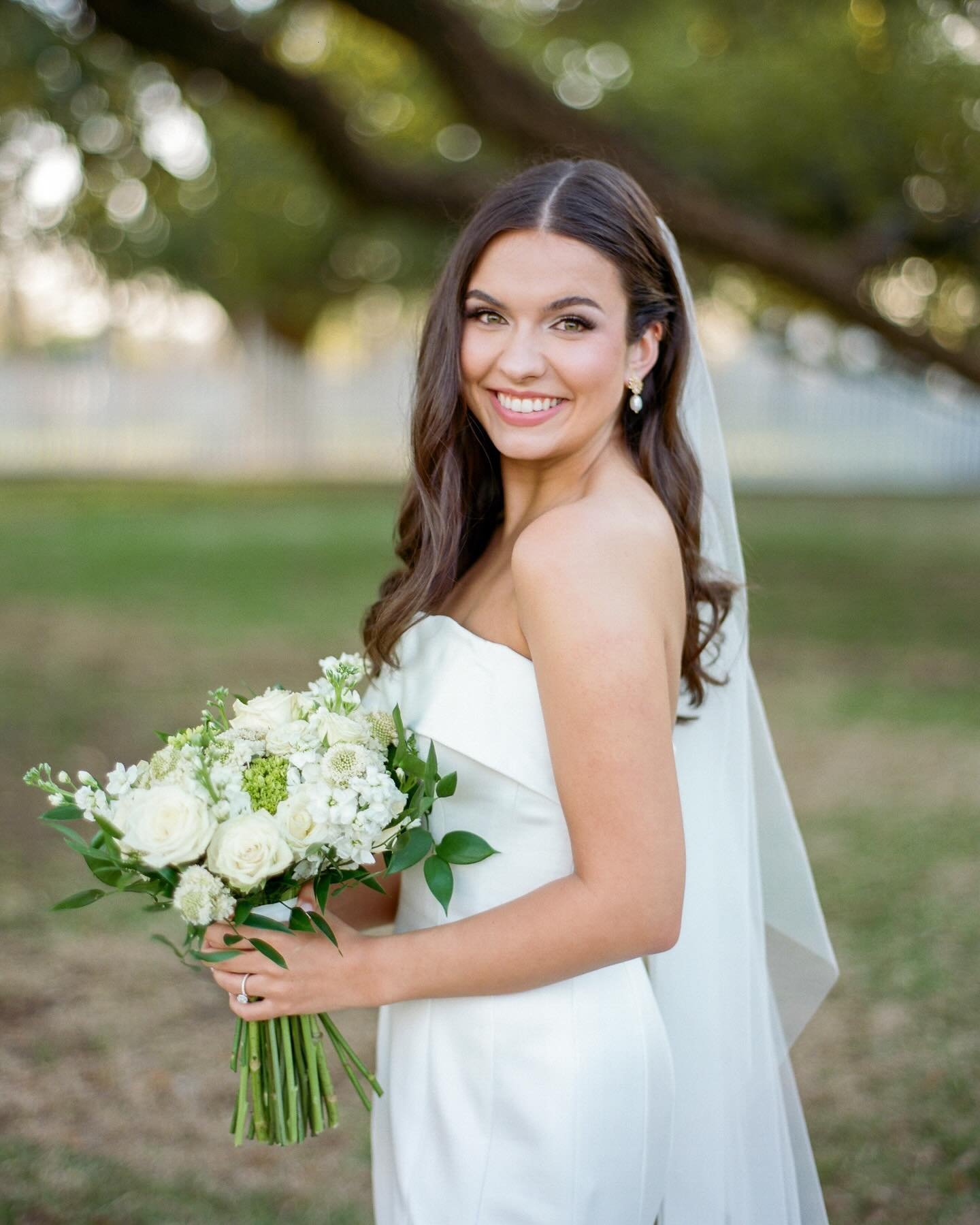 @shelbyesibert&hellip;. STUNNING! I can&rsquo;t wait to share photos from the wedding today! 🎉

H&amp;MU: @meekrzmakeup 
Flowers: @siblingstemsflorists 
Planner: @hannahlambevents 
Venue: @venuedelachute