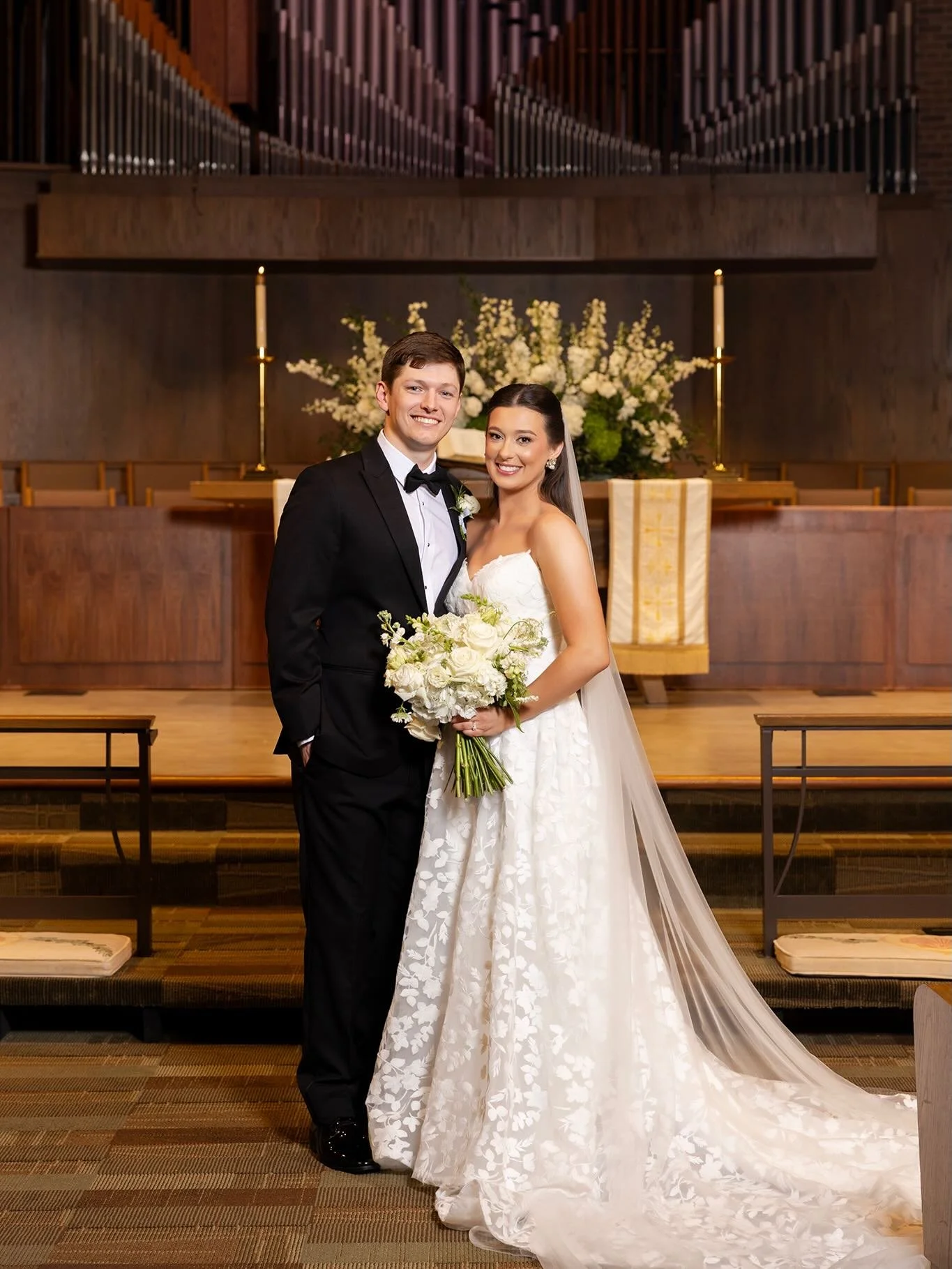 Introducing Mr &amp; Mrs Hazlett 😍

Venue: @thebighouseruston 
Florals: @briannabeltondesign 
Ceremony: @trinityruston 
Makeup: @meekrzmakeup 
Hair: @touchedby_grace