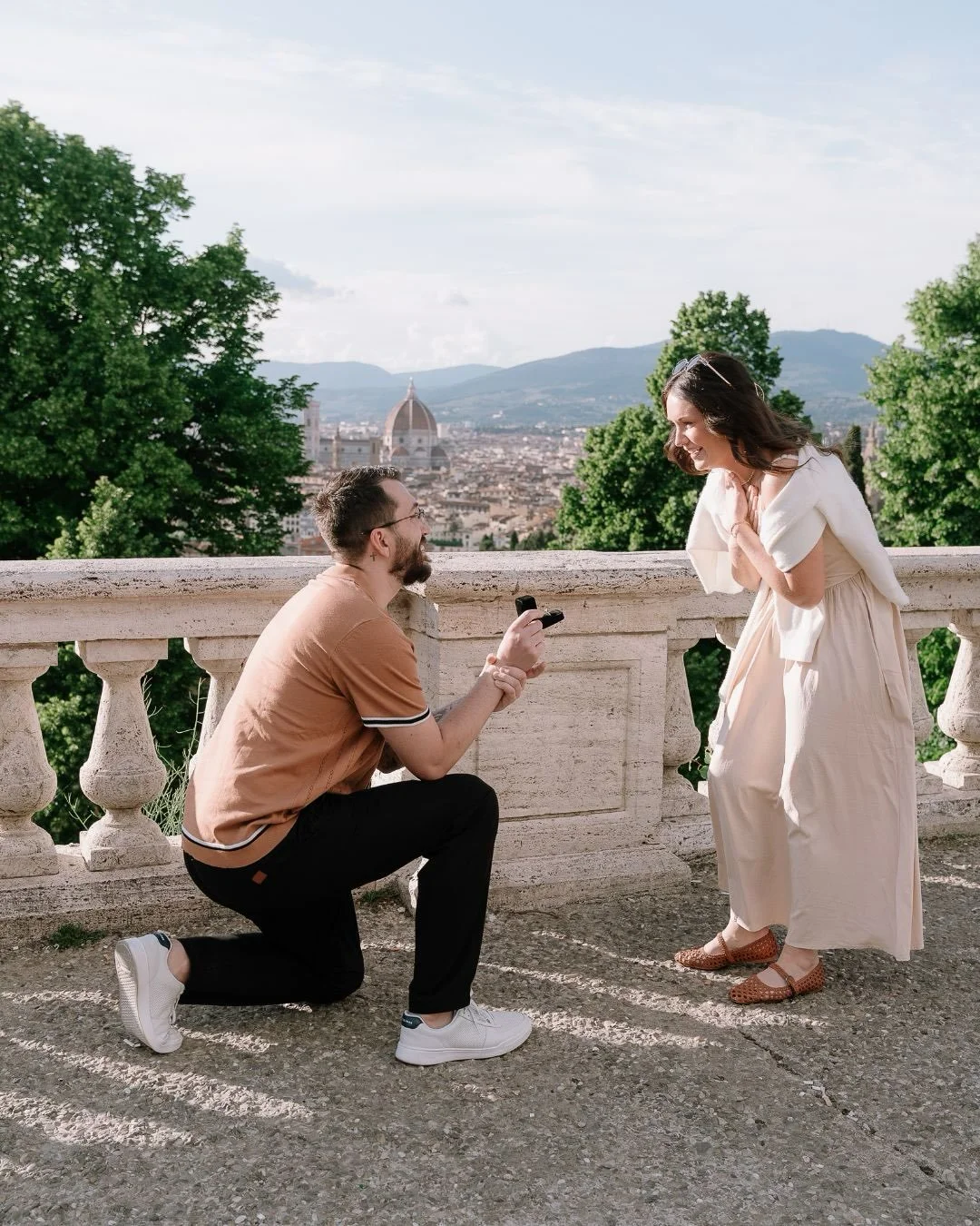 In the most romantic city in the world, for the most important promise of your life. She said yes! 💍✨

As a photographer in Tuscany, my work goes far beyond just taking pictures: I love guiding you and suggesting the most magical spots, helping you 