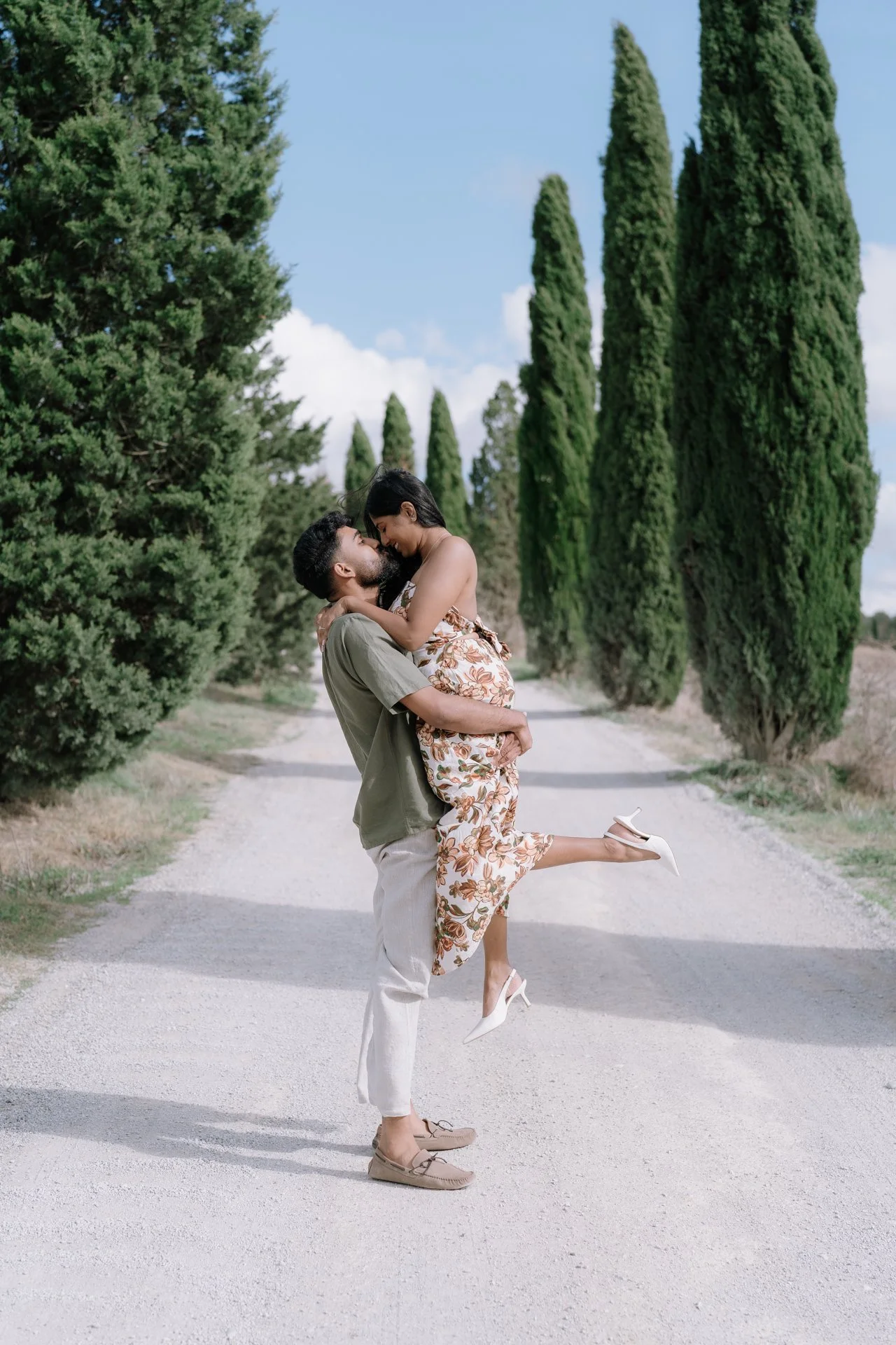 Engagement session in a beautiful view of Tuscany