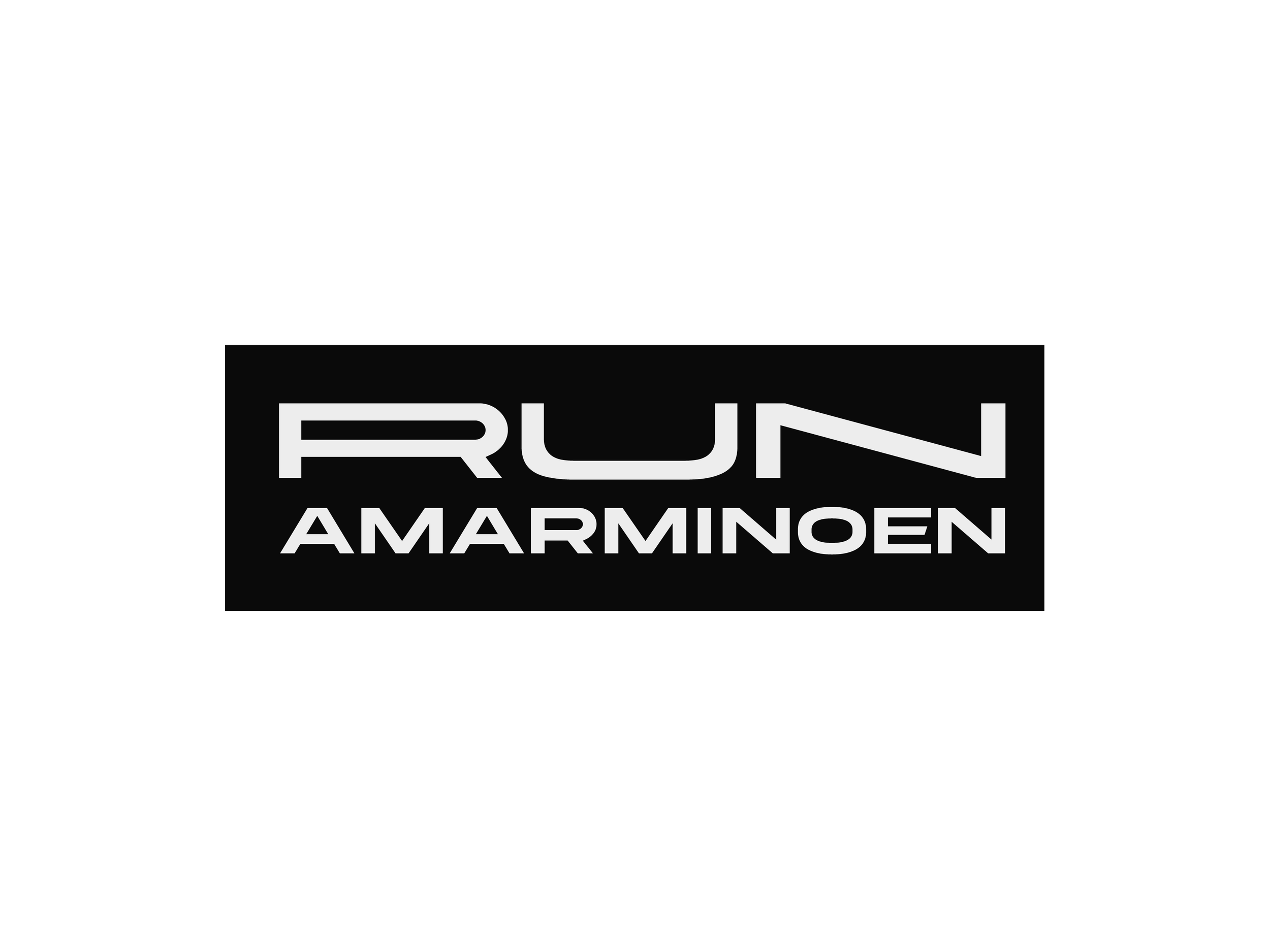 Sort bag med teksten 'RUN AMARMINOEN' i hvide bogstaver