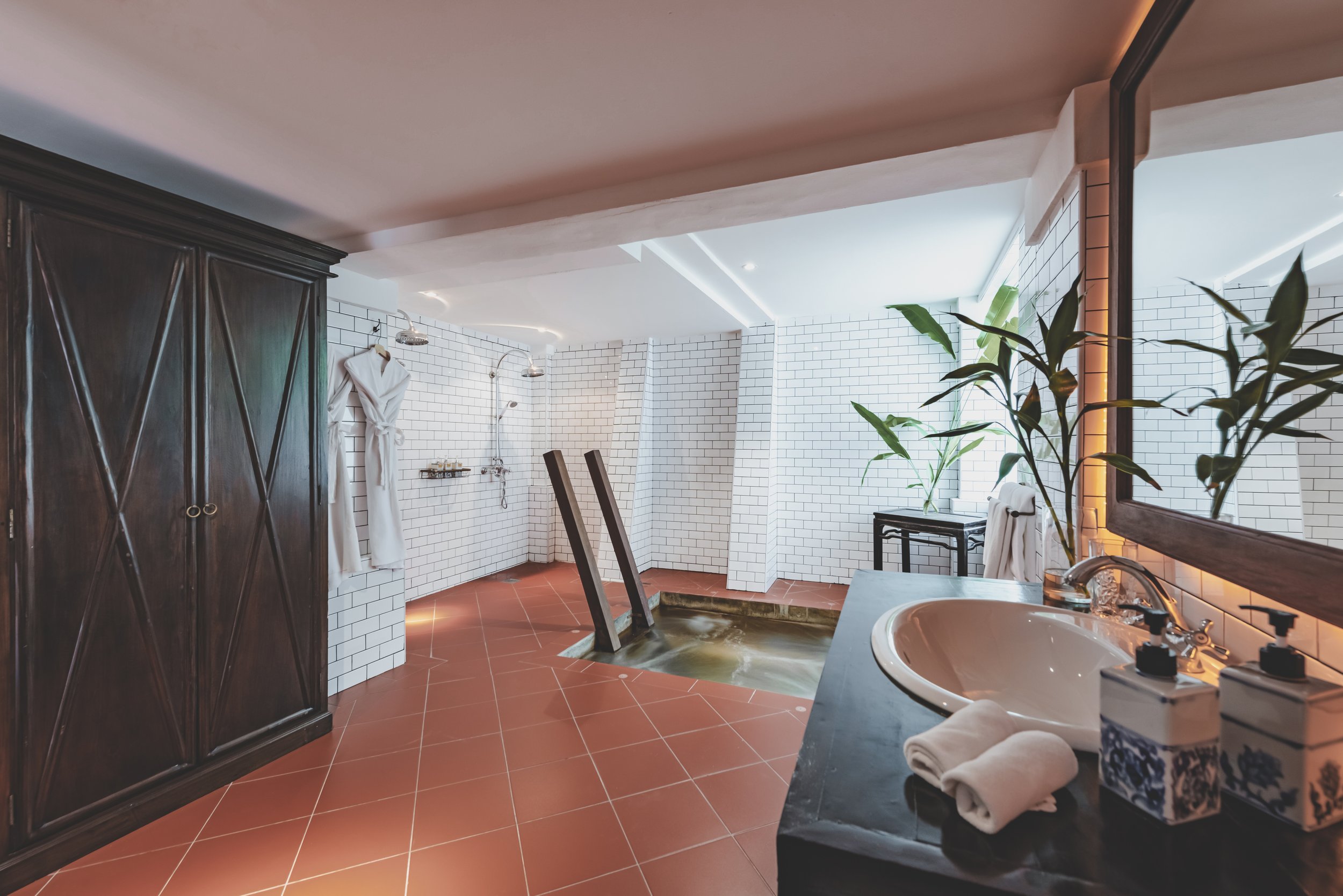 Labrador suite bathroom 1.jpg