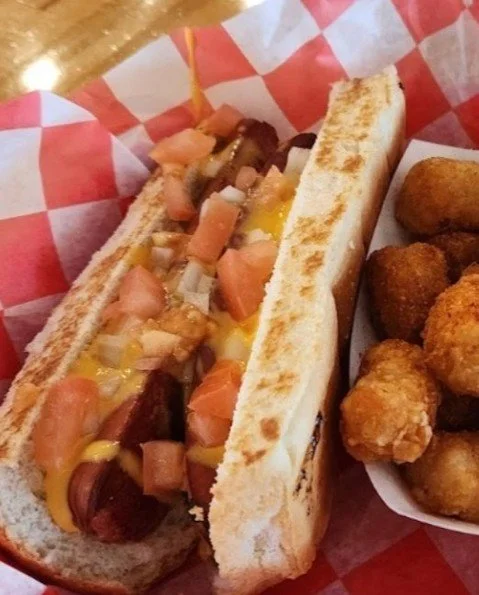 Warning: This dog requires two hands and zero shame. Have you tackled one of our 1/4lbs. All-beef beasts yet? 🌭

#GourmeltzDelights #Gourmeltz #GoodTimes #goodfood #hotdogs #letseat #instafood #stafford #spotsylvania #fredericksburg