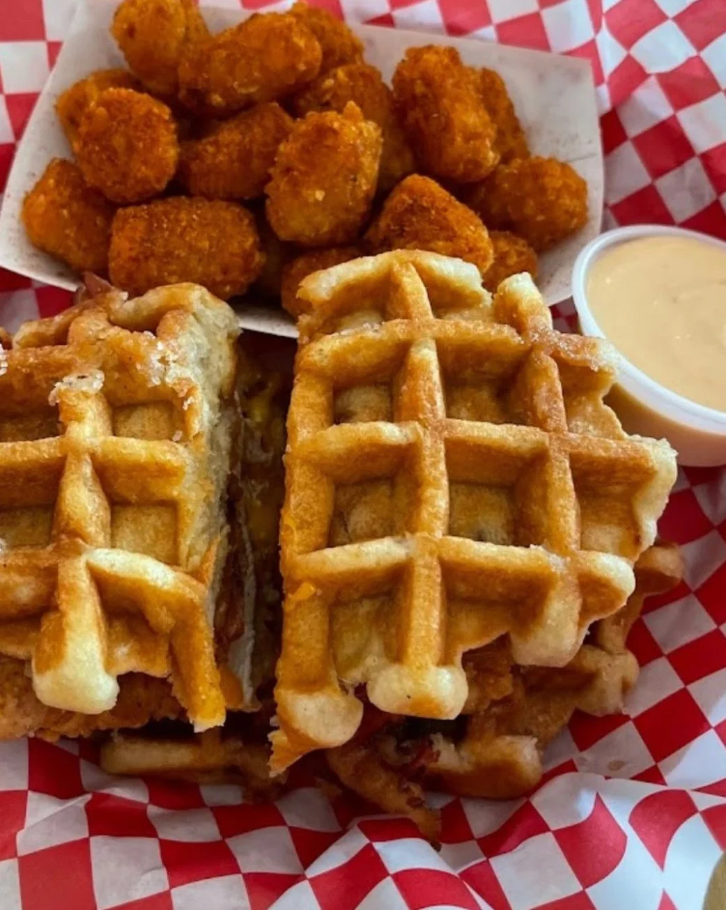 WINNA WINNA CHICKEN DINNA!
🔥🐓🍗 Use one word to describe this delicious melt right here!

#friedchicken #chickensandwich #foodie #gourmeltz #chicken