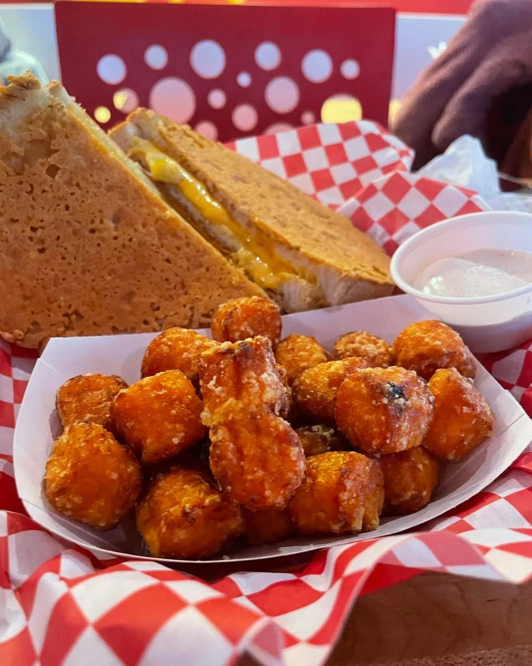 Cheers to good games and even better eats. 🏈🍔

#SundayFootball #GameDayVibes #FootballSunday #NFLSunday #SundayFunday #GameDayEats