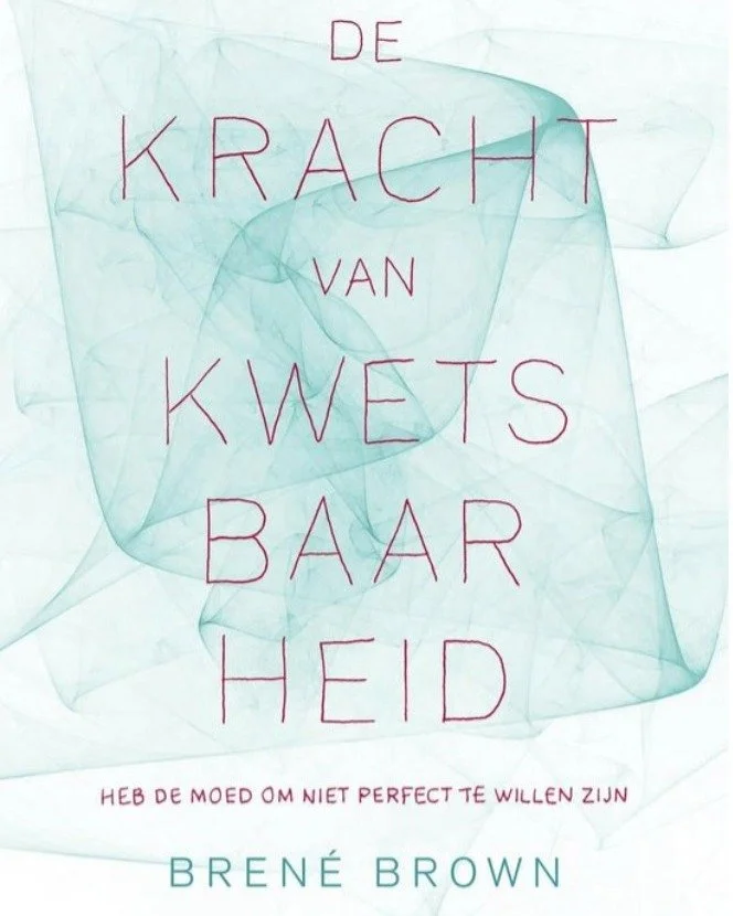 Bij een nieuwe podcastaflevering hoort natuurlijk ook een boekentip. Omdat schaamte, volgens ons, veel te maken kan hebben met je kwetsbaarheid, vonden we &lsquo;kracht in kwetsbaarheid&rsquo; van @brenebrown  hier eigenlijk perfect bij passen. 

In 