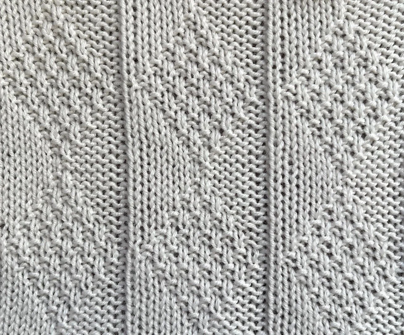 12 sts x 20 rows KPT Reversible Moss Diamonds (I-A-14-b-(2))