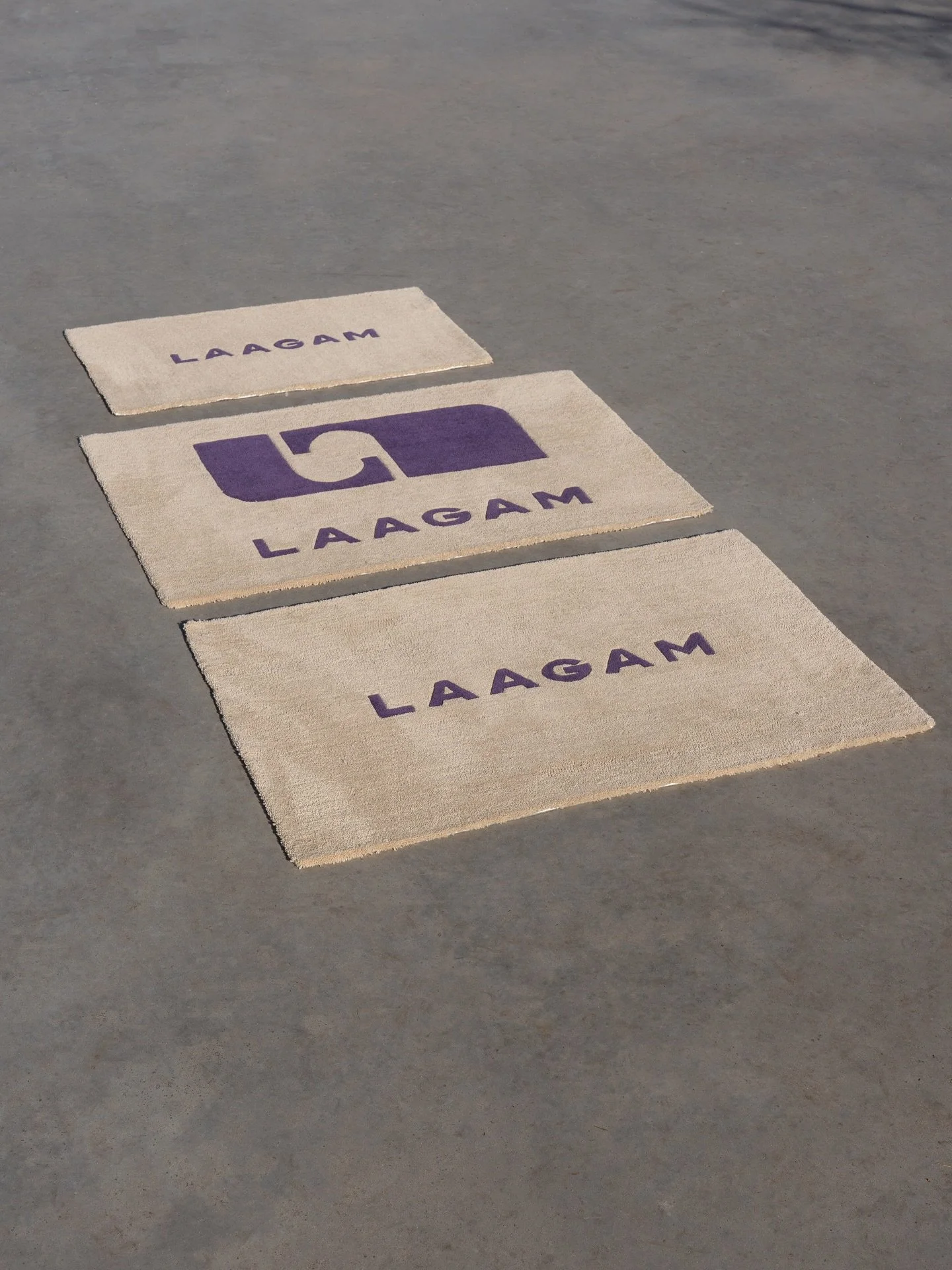 Volver a trabajar con LAAGAM siempre es una alegr&iacute;a.

En esta ocasi&oacute;n he desarrollado tres alfombras, dos de 145 &times; 90 cm y una de 115 &times; 60 cm. Est&aacute;n pensadas para acompa&ntilde;ar a la marca en distintos pop-ups por v