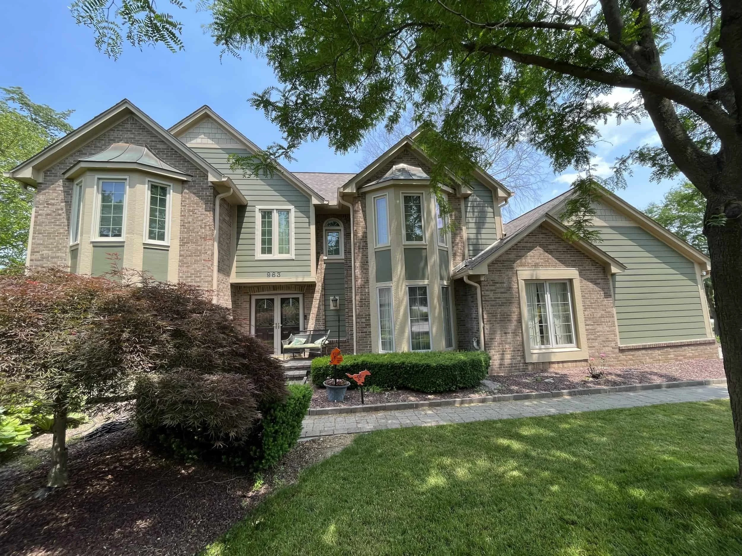 Brick and vinyl siding on older ranch style home in Metro Detroit neighborhood