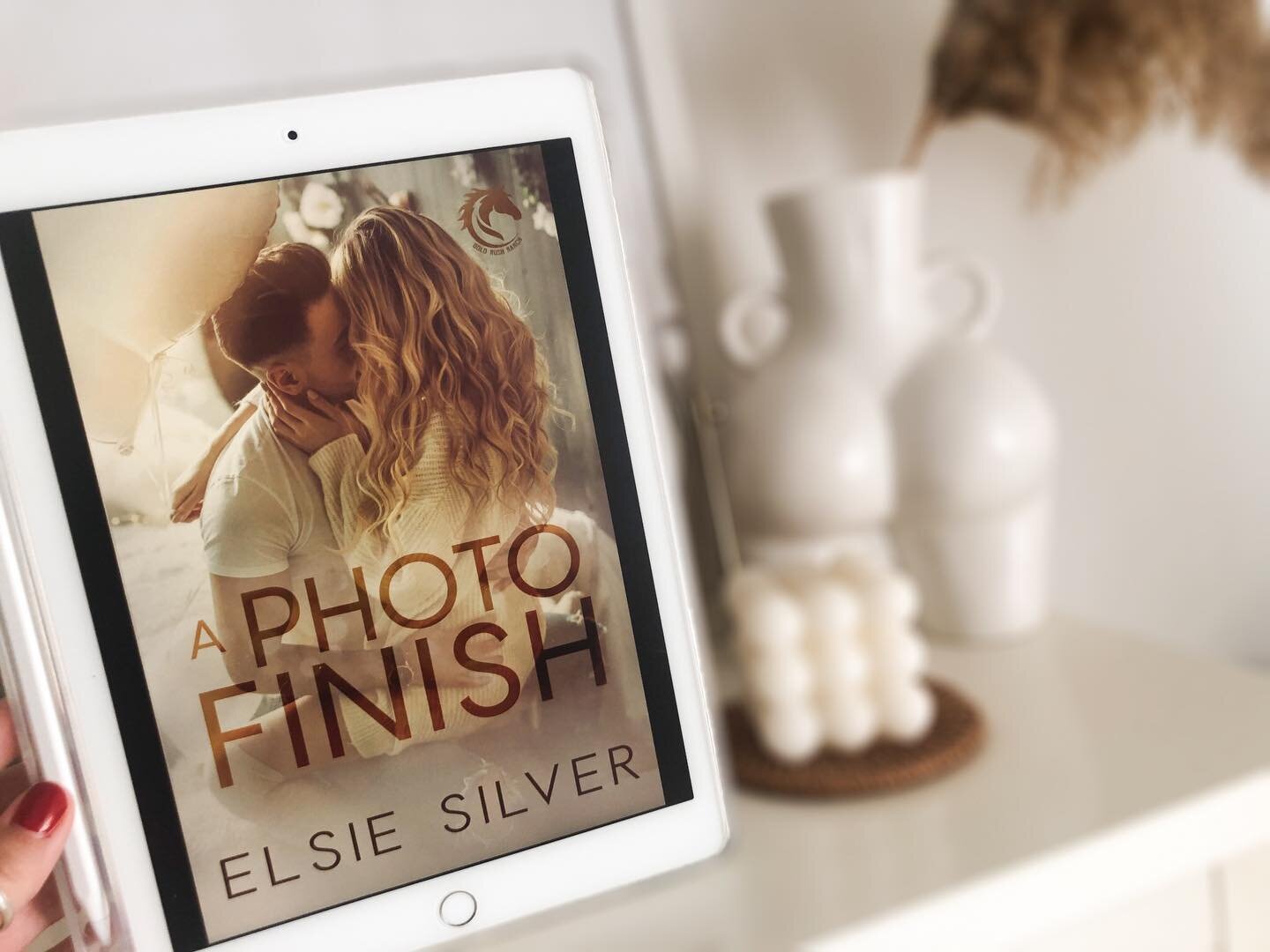 ✨ BOOK REVIEW ✨

📖 | 𝐚 𝐩𝐡𝐨𝐭𝐨 𝐟𝐢𝐧𝐢𝐬𝐡
📝 | elsie silver &middot; @authorelsiesilver 
📅 | december 3, 2021
📚 | gold rush ranch, book # 2

rating : ⭐️⭐️⭐️⭐️.5
spice : 🌶️🌶️🌶️

👍🏼 | My absolute favourite in the series. It just spoke to 