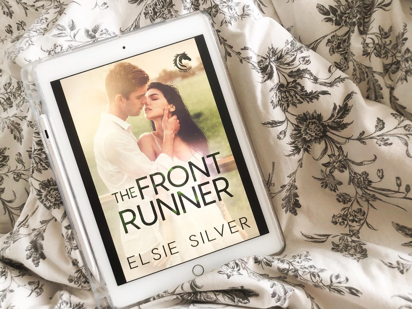 ✨ BOOK REVIEW ✨ 

📖 | 𝐭𝐡𝐞 𝐟𝐫𝐨𝐧𝐭 𝐫𝐮𝐧𝐧𝐞𝐫
📝 | elsie silver &middot; @authorelsiesilver 
📅 | december 3, 2021
📚 | gold rush ranch, book #3

rating : ⭐️⭐️⭐️⭐️
spice : 🌶️🌶️🌶️

👍🏼 | It&rsquo;s been a pleasant read and I thoroughly enj