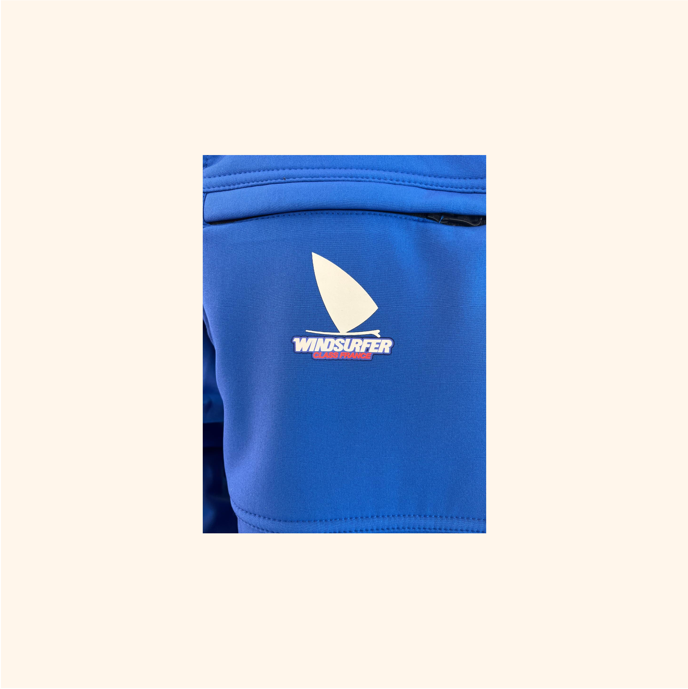 Zoom poche droite zippée Site WCF.png