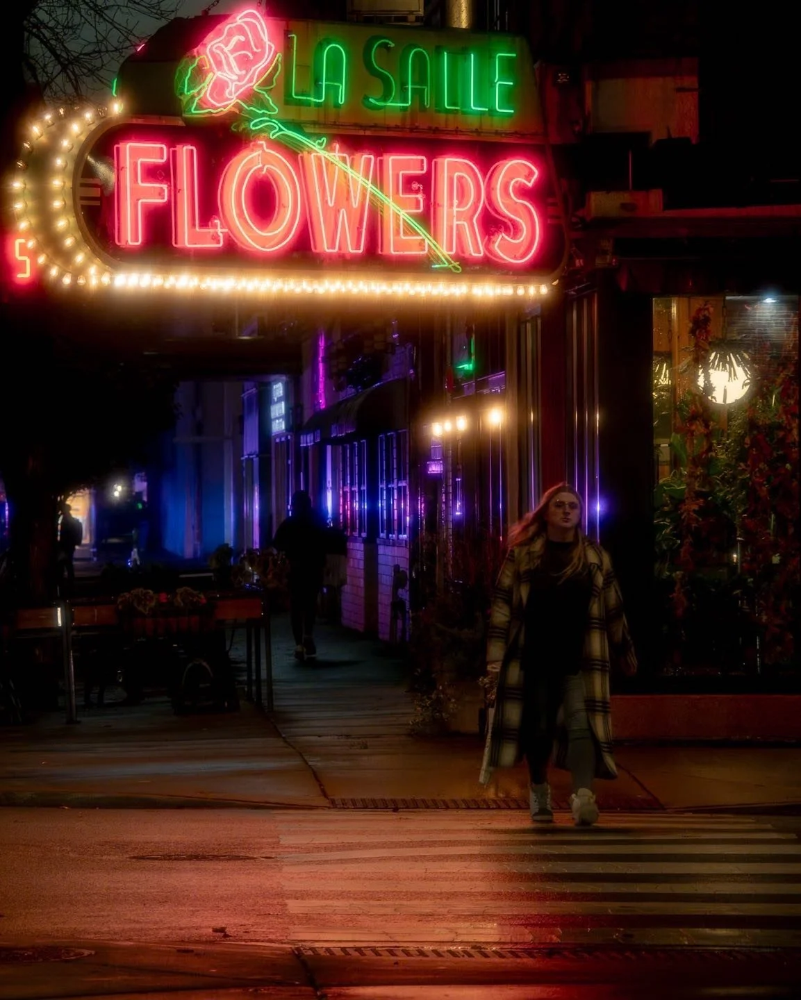 This is the time of year when I start to focus more on the beautiful neon signs because of how quick it gets dark. #neon #chicago #streetphotography