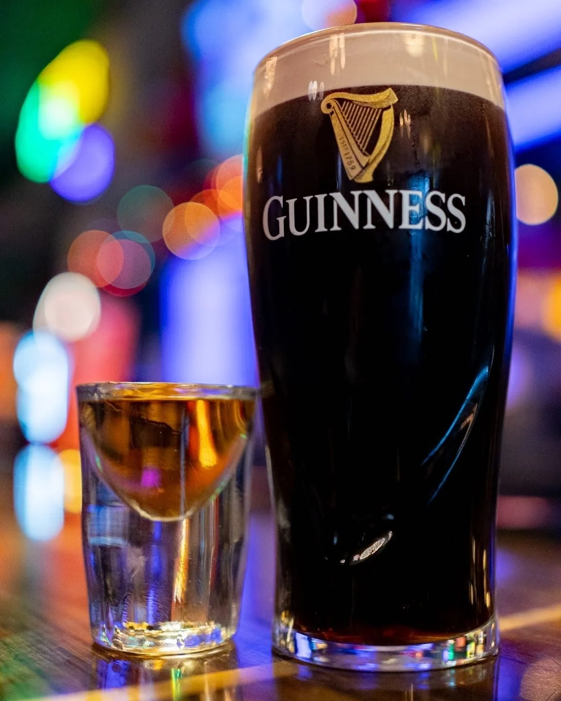 An iconic duo: Guinness and Jameson&mdash;known as an &ldquo;Irish Handshake.&rdquo; 🍀 Captured this at Nick&rsquo;s Beer Garden in Wicker Park. Absolutely loving the creamy pour, the warm tones, and that dreamy bokeh in the background. Shot with th