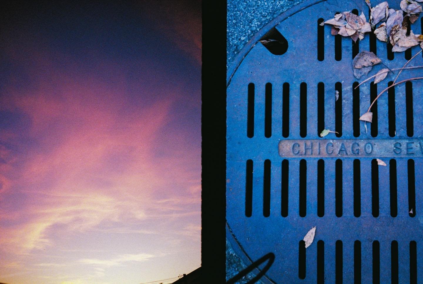 &ldquo;Above and below, Chicago tells its story. 🌆🌙
From vibrant skies to urban textures, beauty is everywhere if you look closely.

#ChicagoViews #UrbanAesthetics #CitySymphony #FilmPhotography #StreetPhotography #ChasingLight #AnalogVibes #Double